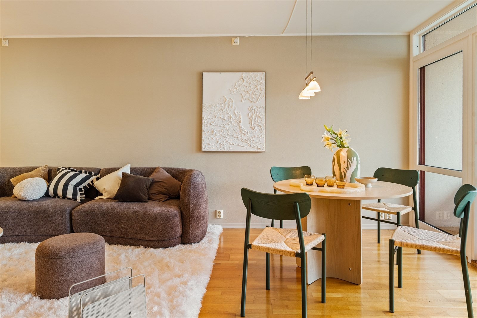 En lekker og romslig leilighet med en gjennomgående god standard og en supersentral beliggenhet på Møhlenpris. Leiligheten har gangavstand til sentrum, umiddelbar nærhet til bystrand og flotte turområder. Galleribilde