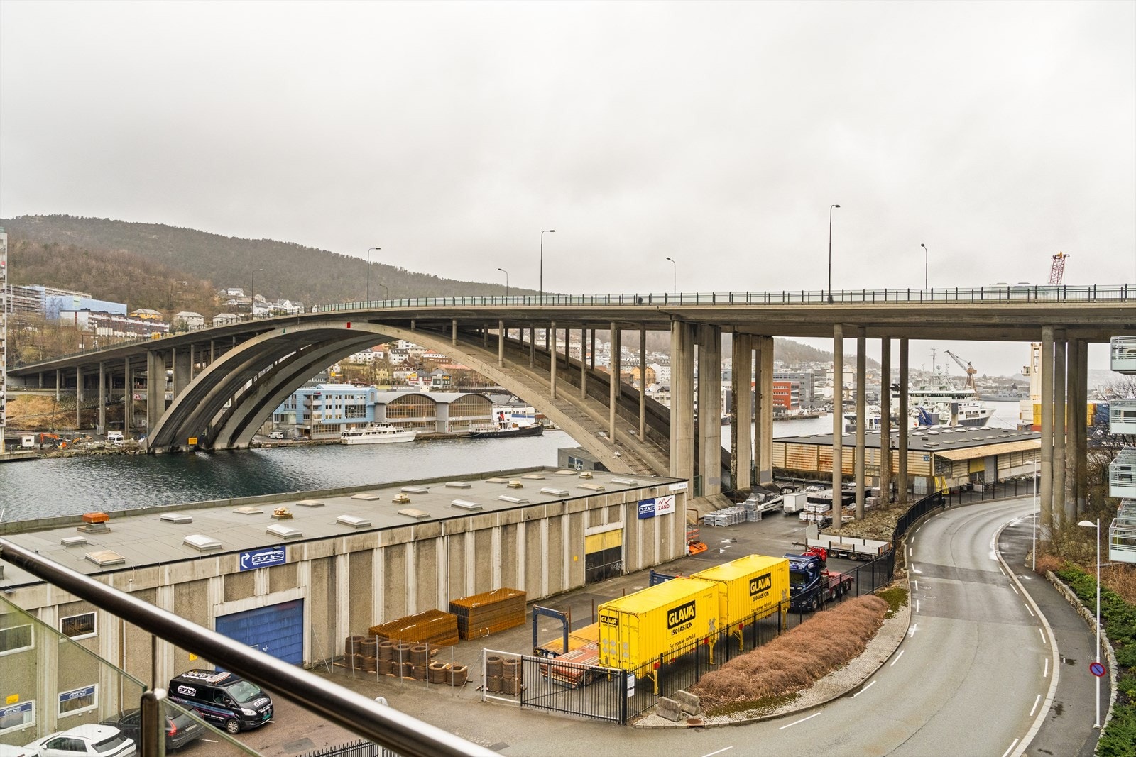 Stor og flott balkong med utsikt mot sjøen og Puddefjorden, samt gode solforhold på kveldstid. Galleribilde
