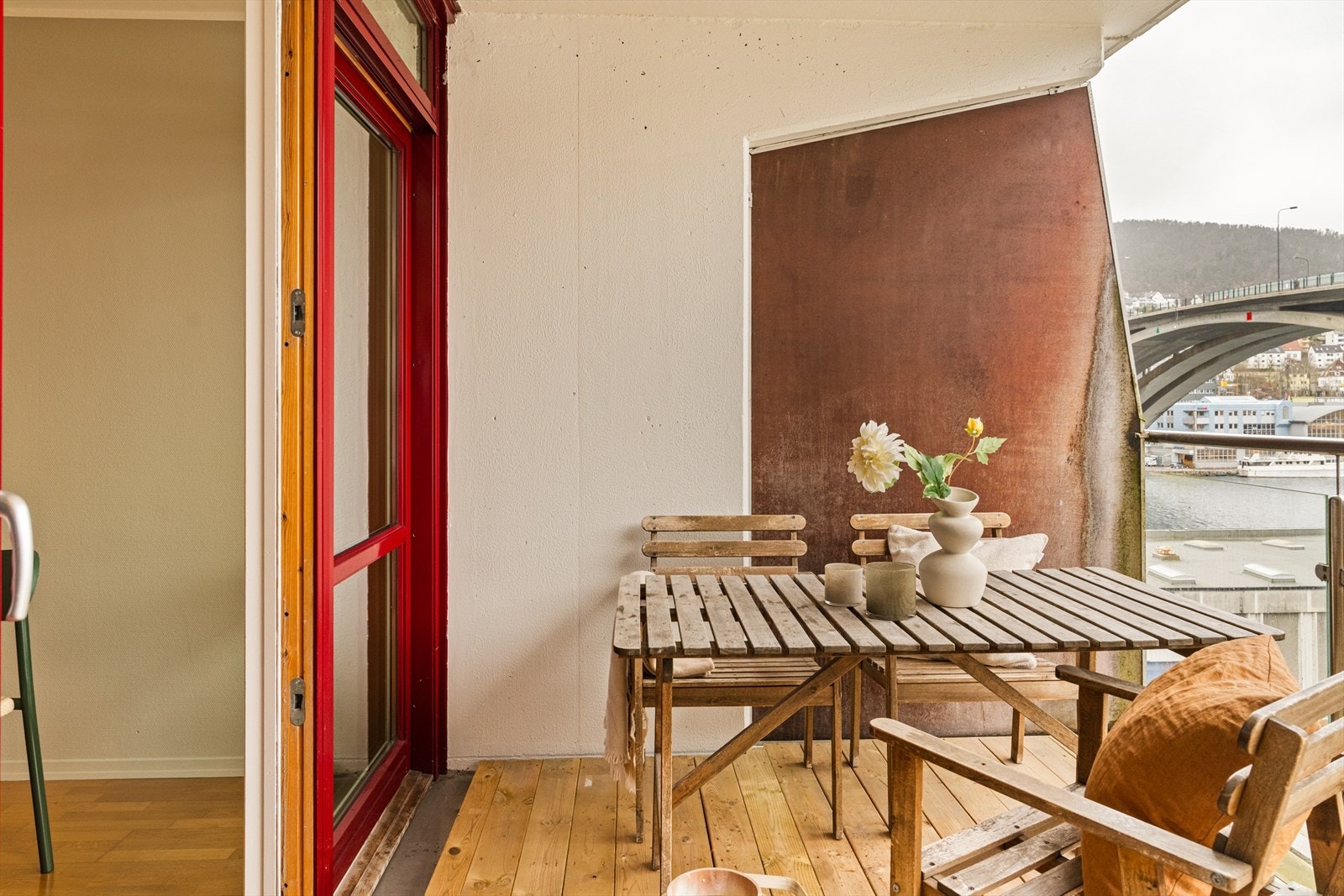 Fra stuen er det utgang til en balkong på 9 m², med god plass til utemøbler. Galleribilde