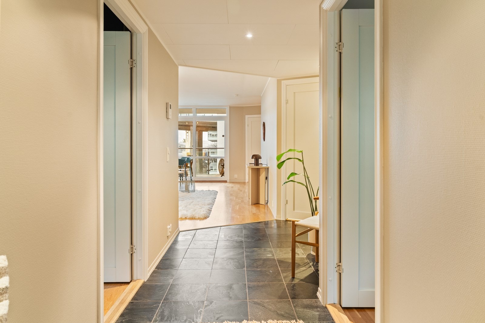 Vi går videre til leilighetens tre soverom, alle av god størrelse. Galleribilde