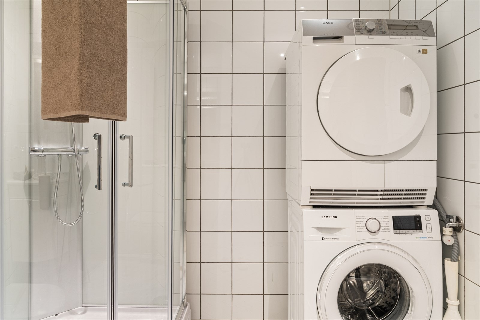 Badet er utstyrt med nedfelt servant, toalett, dusjkabinett og opplegg for vaskemaskin. Galleribilde