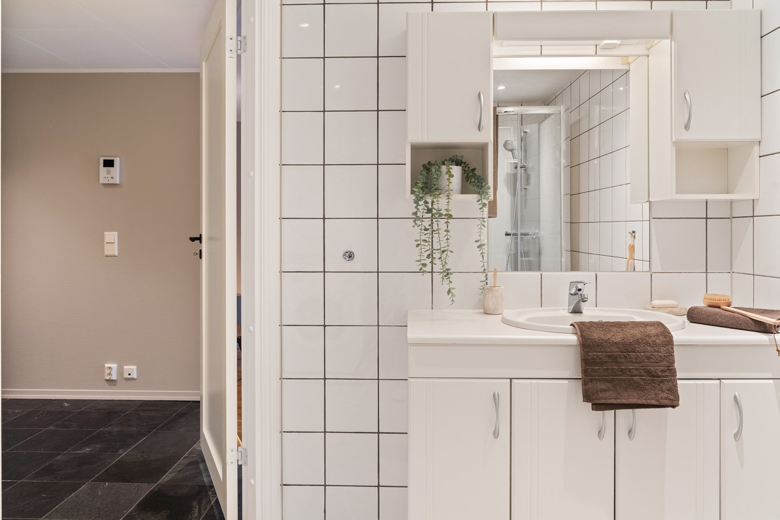 Lyst og helfliset bad med varmekabler i gulvet. Galleribilde