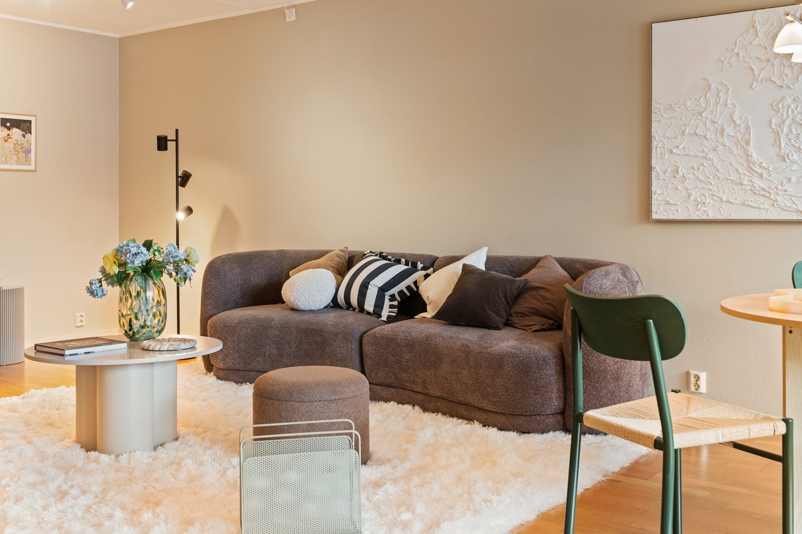 Stuen er nymalt i en tidsriktig farge som komplimenteres med det flotte parkettgulvet. Galleribilde