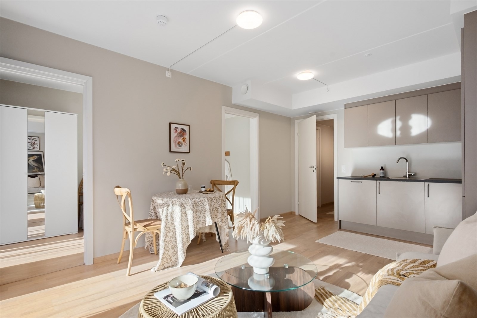 Fra stuen / kjøkkenet kommer du videre til leilighetens soverom. Galleribilde