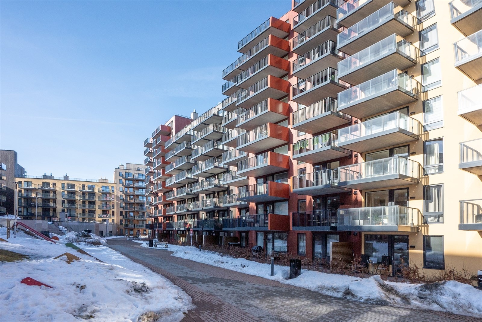 Her bor du i rolige omgivelser med stor, hyggelig felles bakgård og tilgang til en fantastisk takterrasse - perfekt for solfylte dager og hyggelige stunder ute. Galleribilde