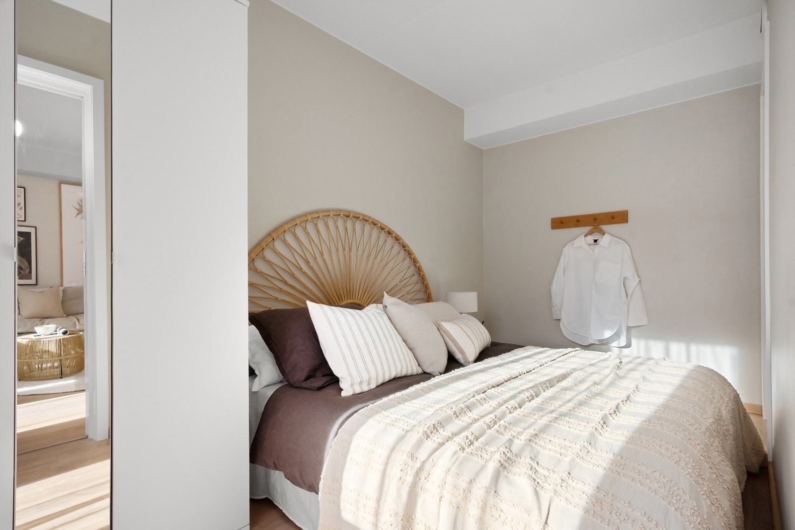 Soverom malt i behagelige farger med rikelig med dagslys. Galleribilde