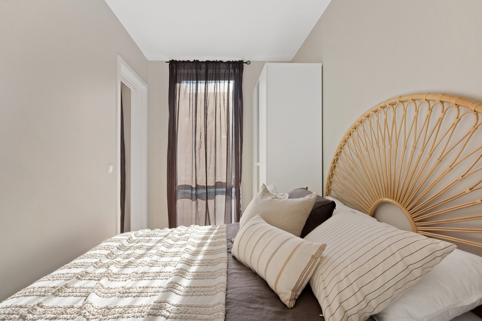 Soverommet har plass til dobbeltseng og praktisk garderobe. Galleribilde