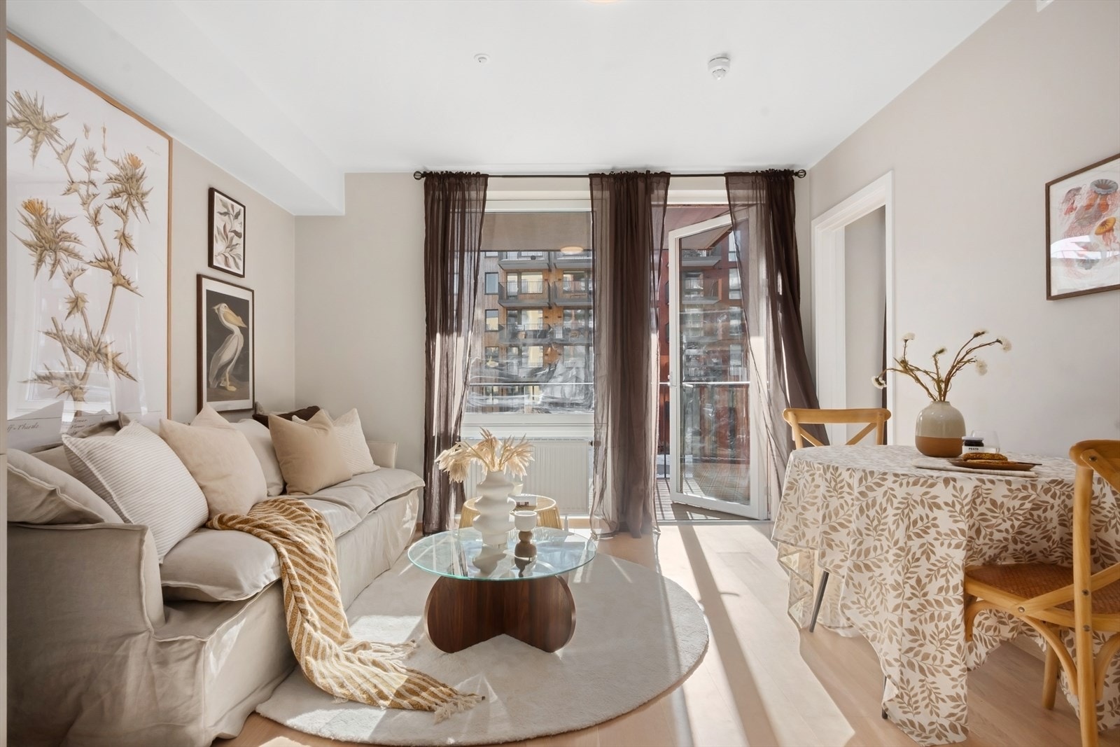 Stuen har store vindusflater som slipper inn rikelig med naturlig lys Galleribilde