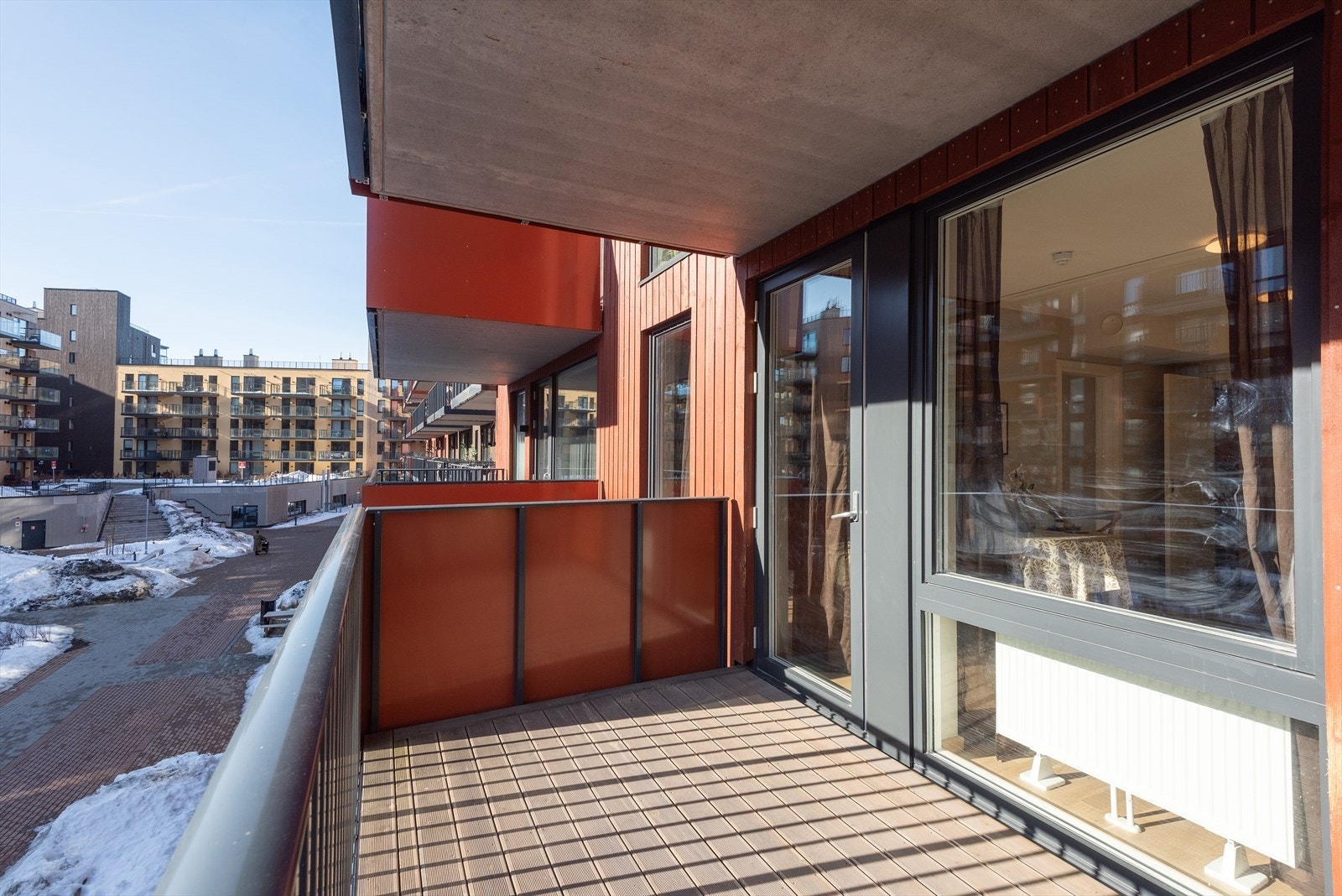 Balkong vendt mot hyggelig felles bakgård. Galleribilde