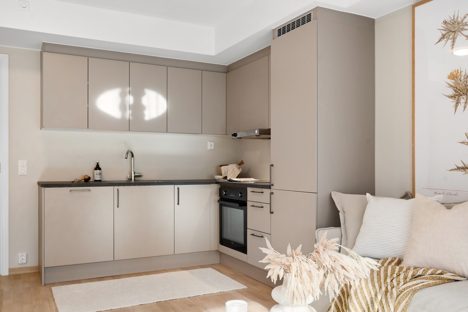 Moderne kjøkken med integrerte hvitevarer og stilrent uttrykk. Galleribilde