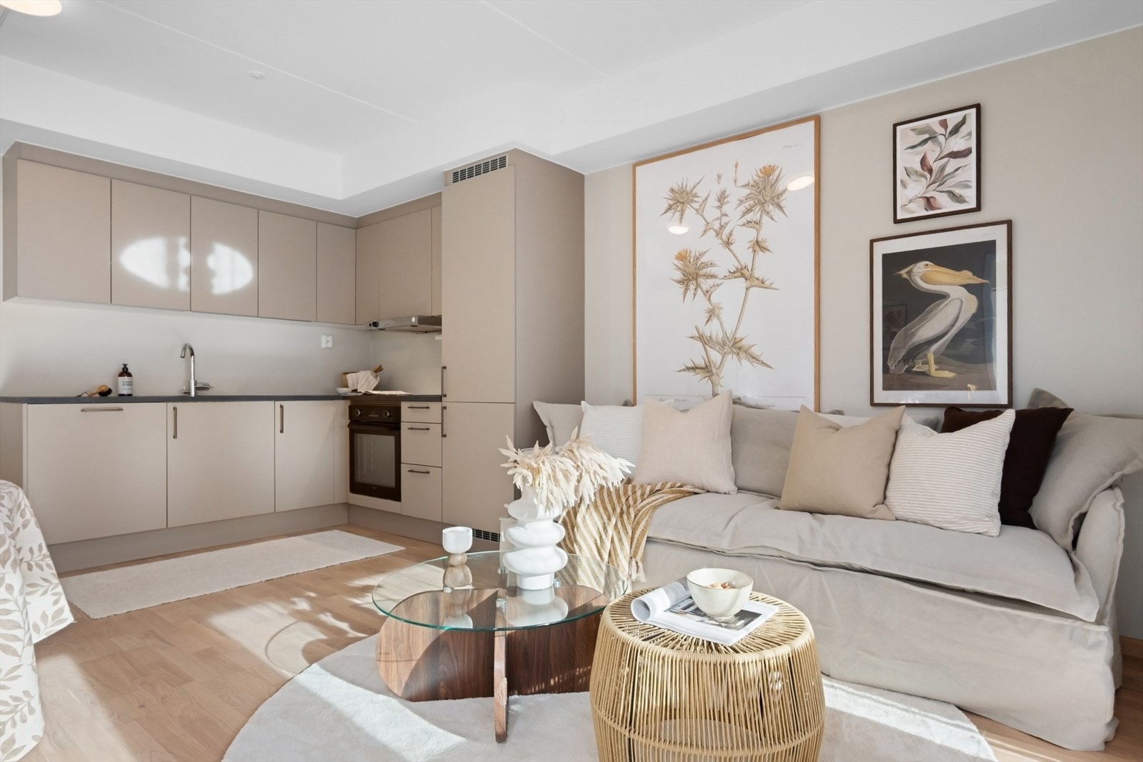 Stuen/kjøkkenet kan enkelt innredes med ønskelige møblement. Galleribilde