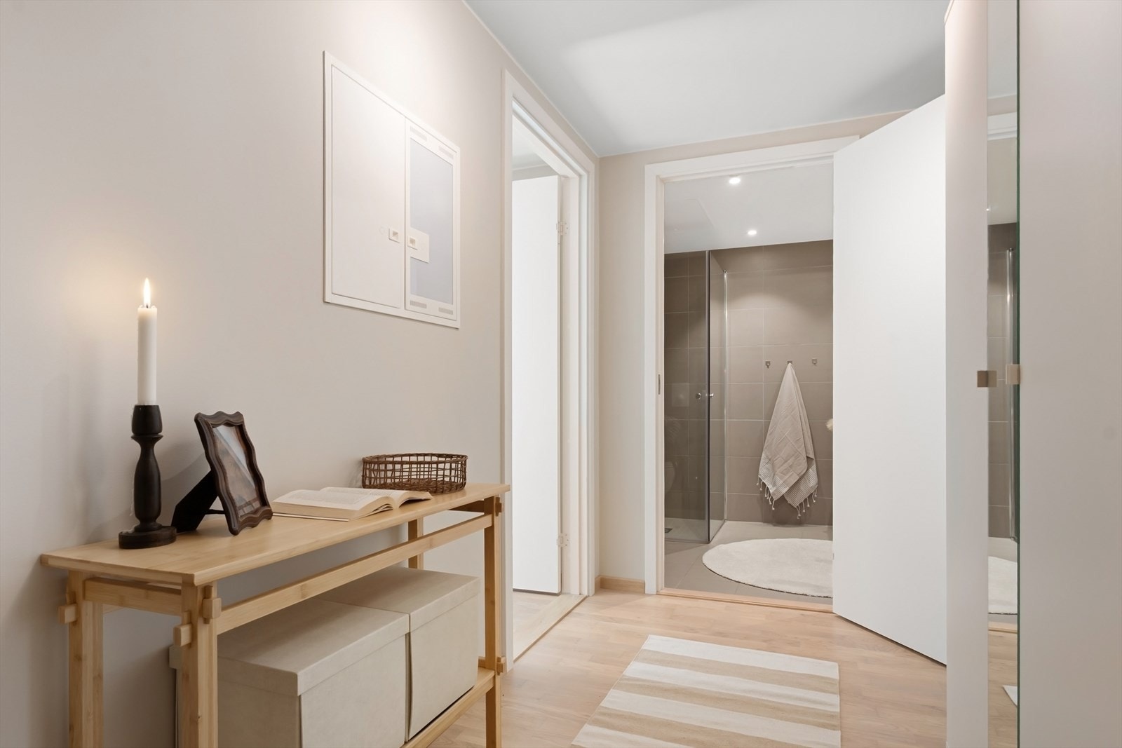 Gangen er romslig og har god plass til oppbevaring, med et stort garderobeskap som gir gode oppbevaringsmuligheter. Galleribilde