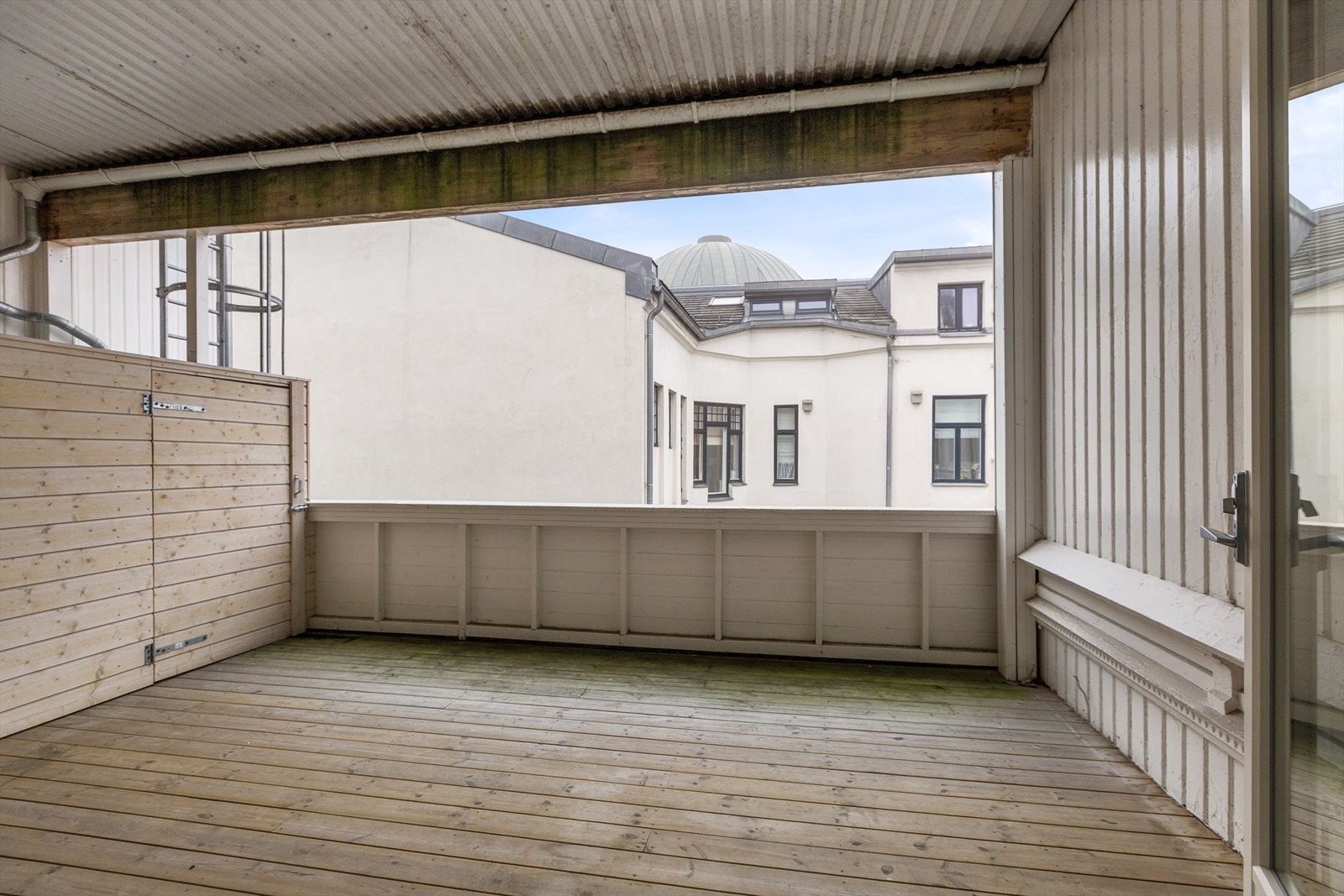 Leiligheten kan friste med en stor og privat balkong på ca. 16 m², vendt inn mot en rolig og skjermet bakgård. Galleribilde