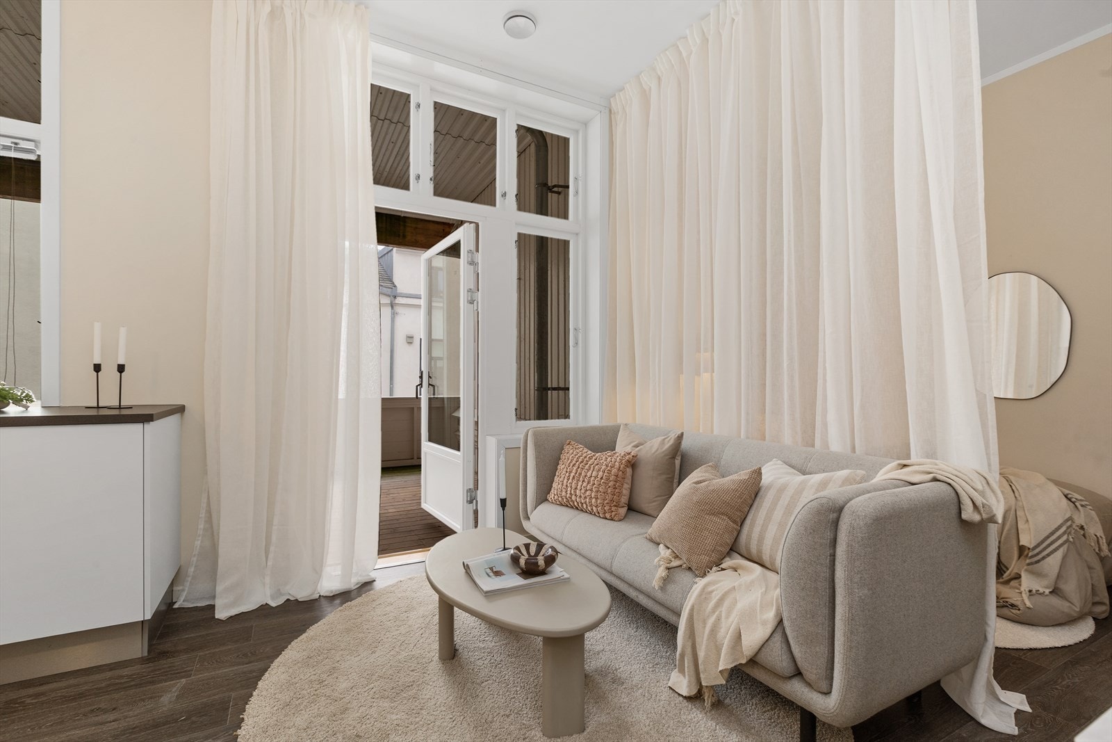 Leiligheten ligger usjenert til i 2.etasje og byr på en smart, arealeffektiv planløsning. Galleribilde