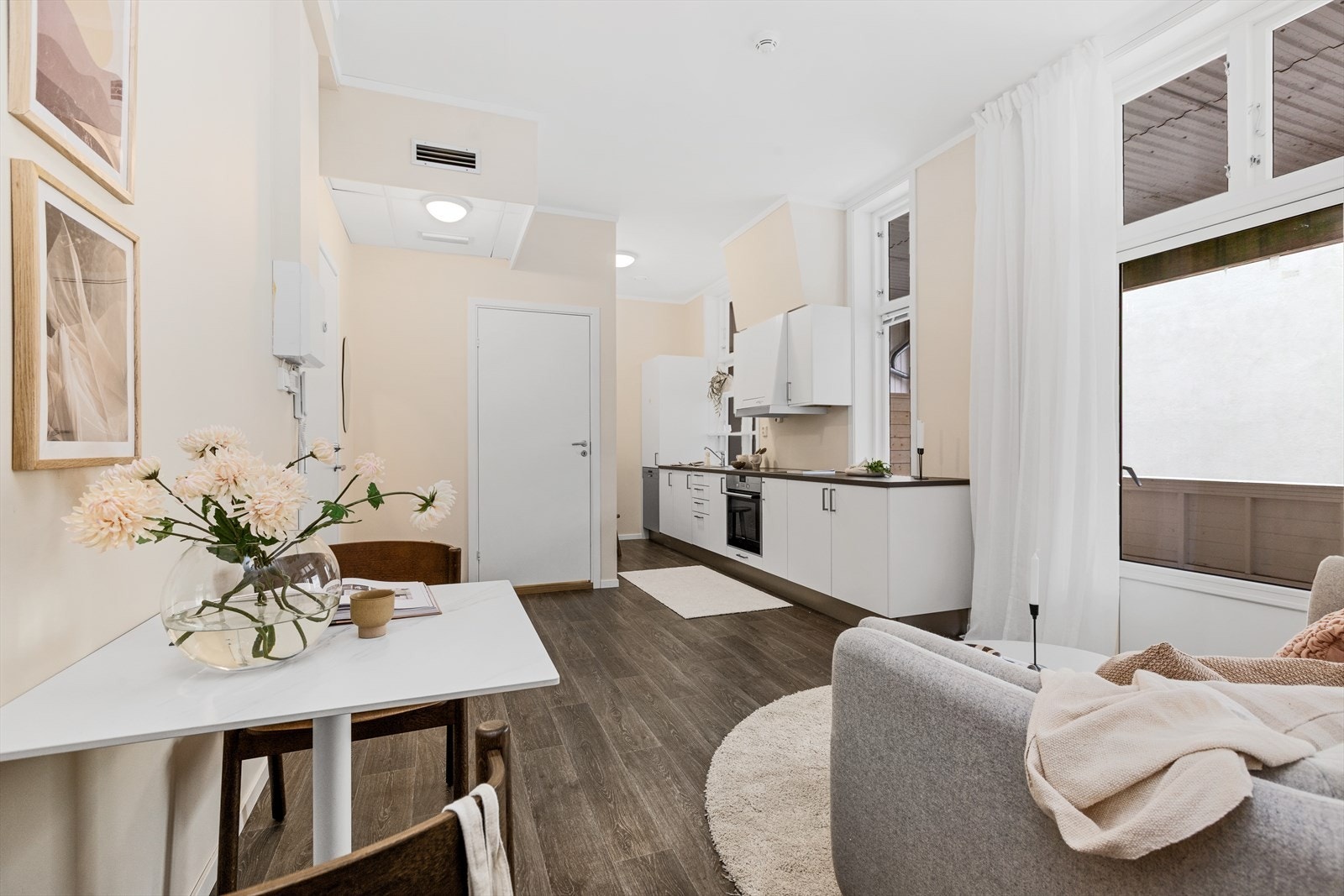 Den åpne løsningen mellom stue og kjøkken gir en luftig romfølelse og flere møbleringsmuligheter. Galleribilde