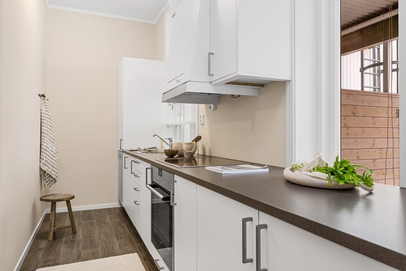 Her finner du integrerte hvitevarer som kjøl-/fryseskap, oppvaskmaskin, komfyr og platetopp. Galleribilde