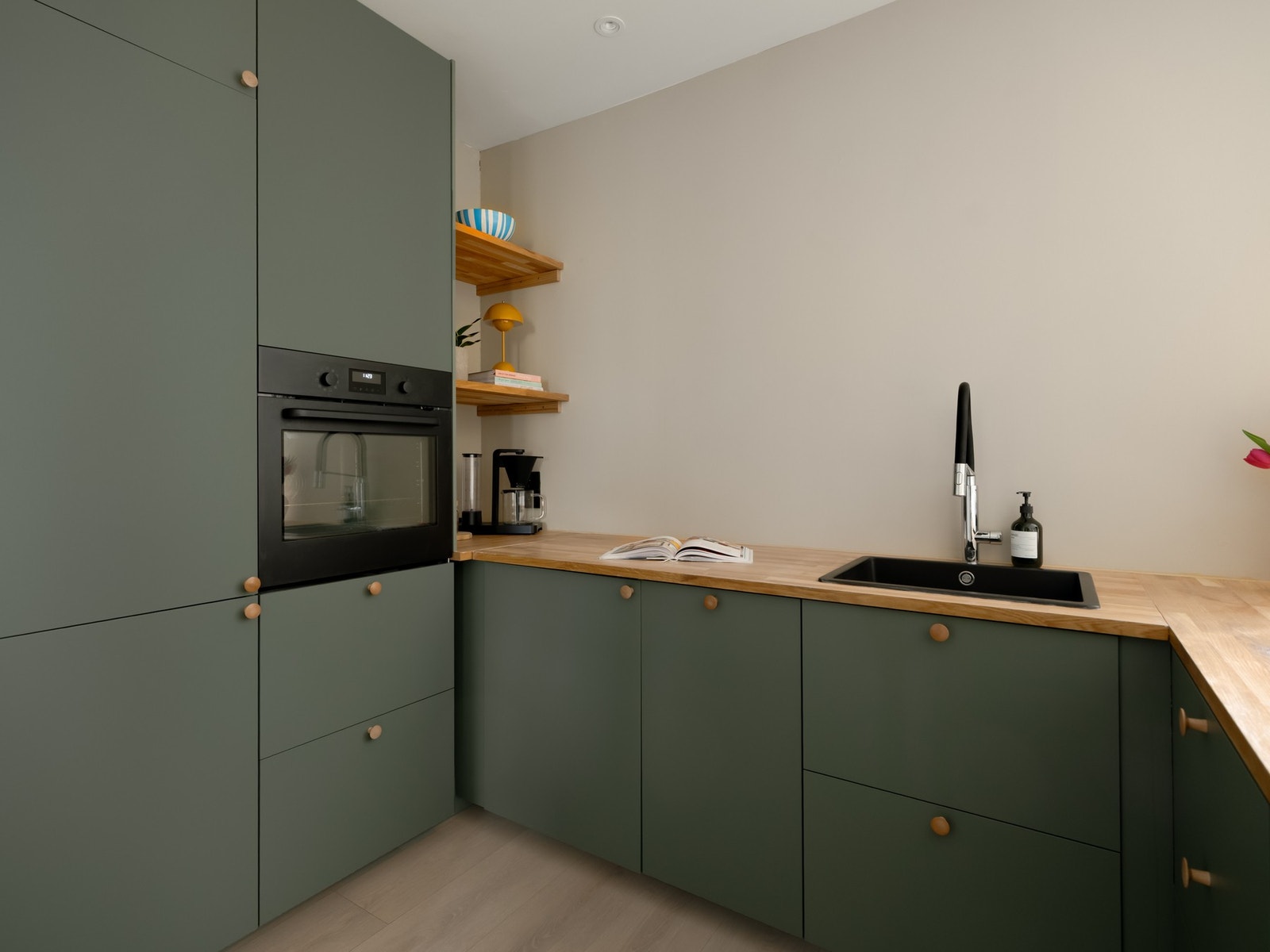 Det var helt nytt i 2024, og byr på god standard, masse skap- og benkeplass. Galleribilde