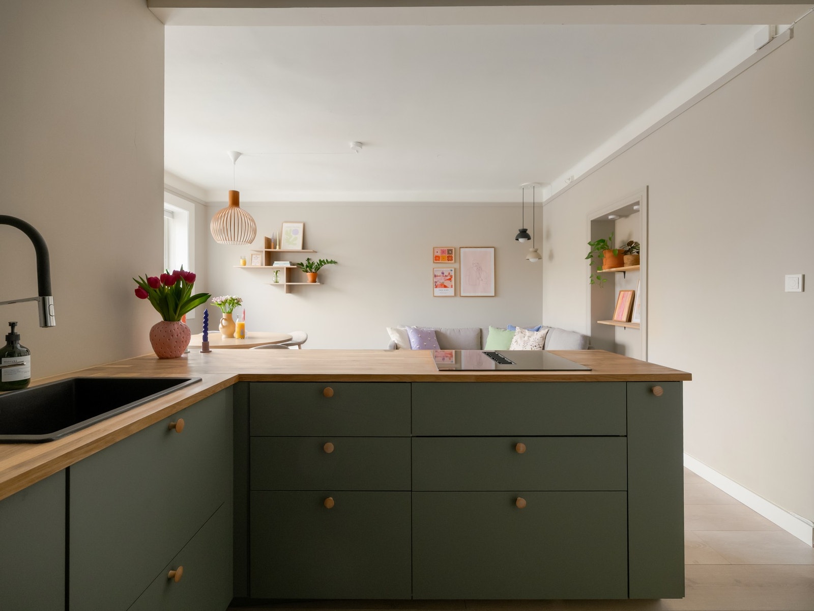 Kjøkkenløsningen ble valgt for både funksjonalitet og stil. Det er rikelig med lagringsplass i de mange underskapene. Galleribilde