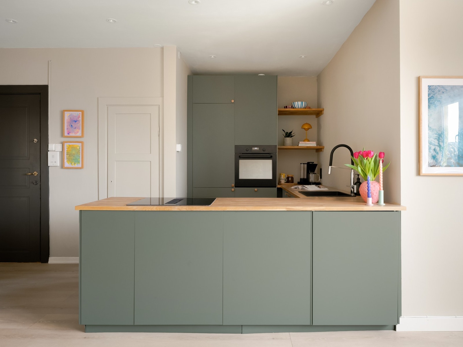 Vi fortsetter leilighetens nyeste tilskudd, nemlig det store og innholdsrike kjøkkenet. Galleribilde