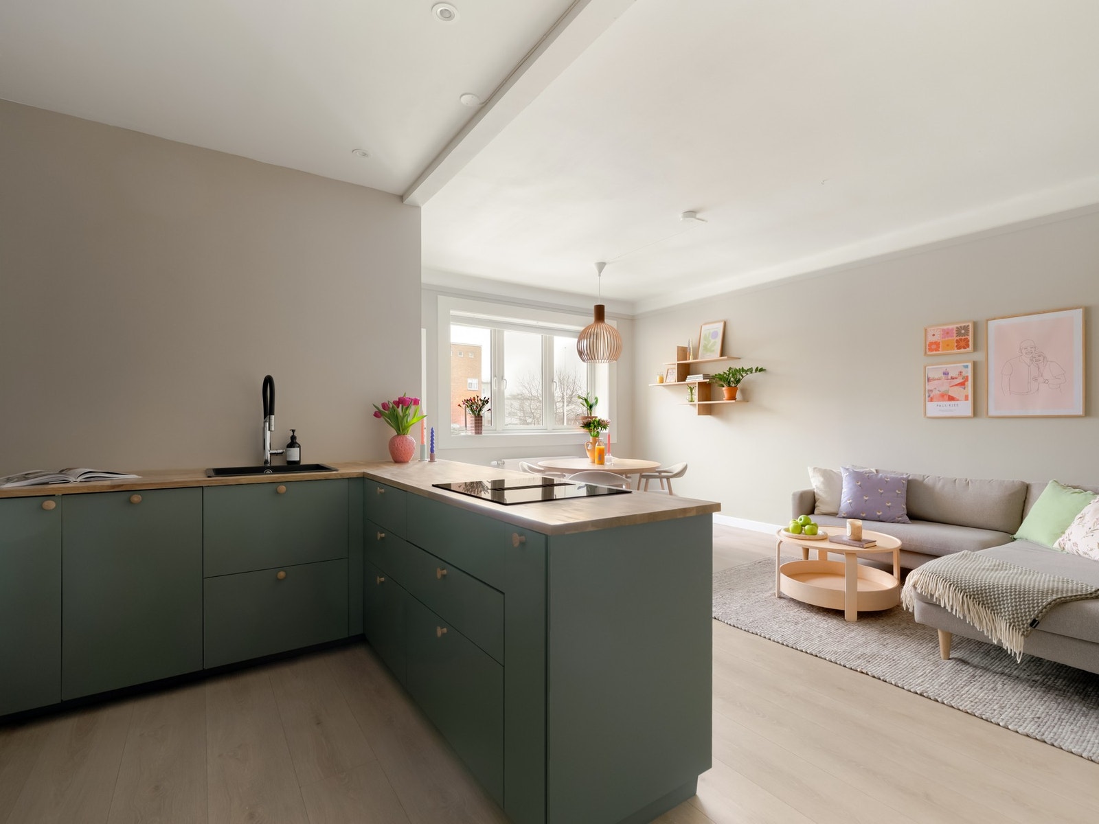 Koketoppen er lokalisert på kjøkkenøyen som deler kjøkkenet og stuen. Et bevisst valg av eier, som liker sosiale sammenkomster. Galleribilde