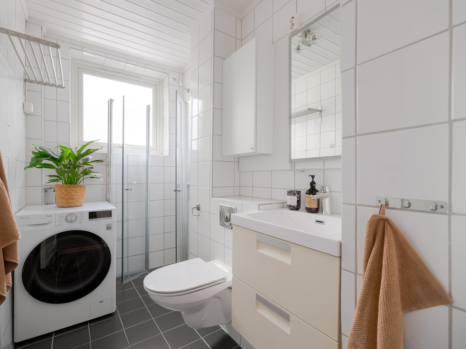 Det består av vegghengt toalett, servantskap, dusjhjørne og opplegg til vaskemaskin. Galleribilde