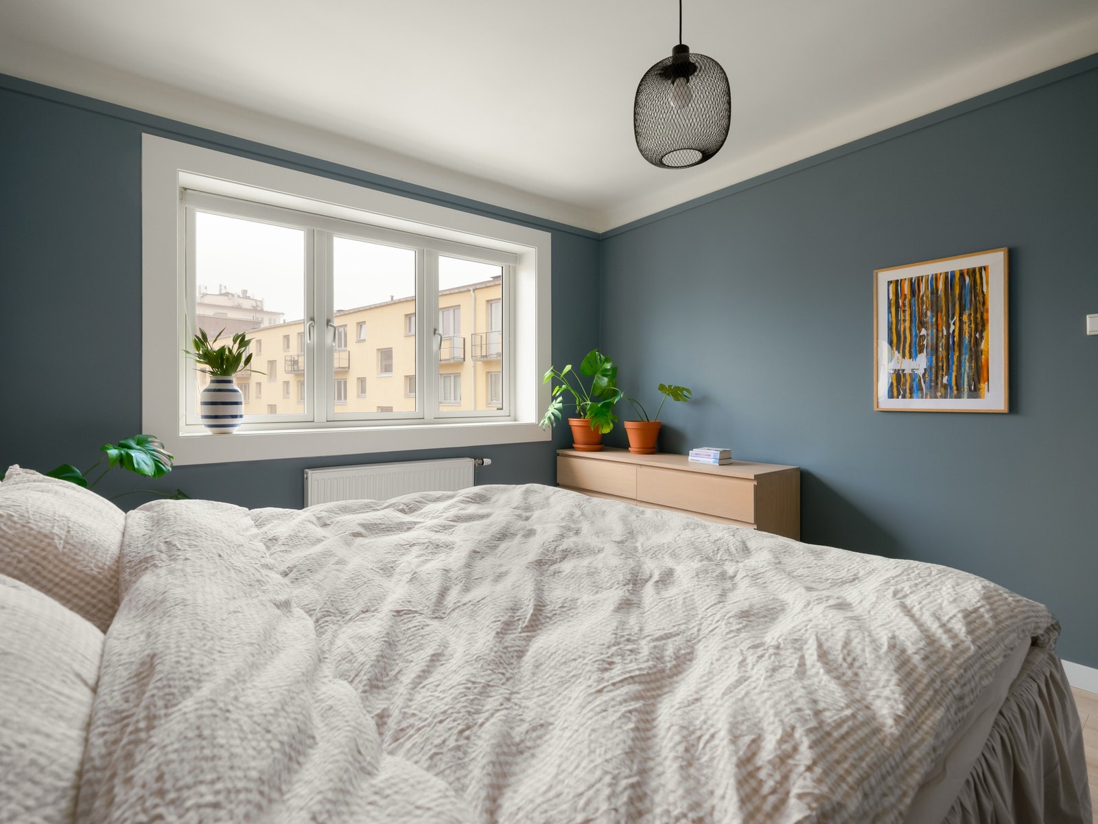 Her er det god plass til dobbeltseng med tilhørende nattbord. Det er også plass til hjemmekontor eller kommode her inne. Galleribilde