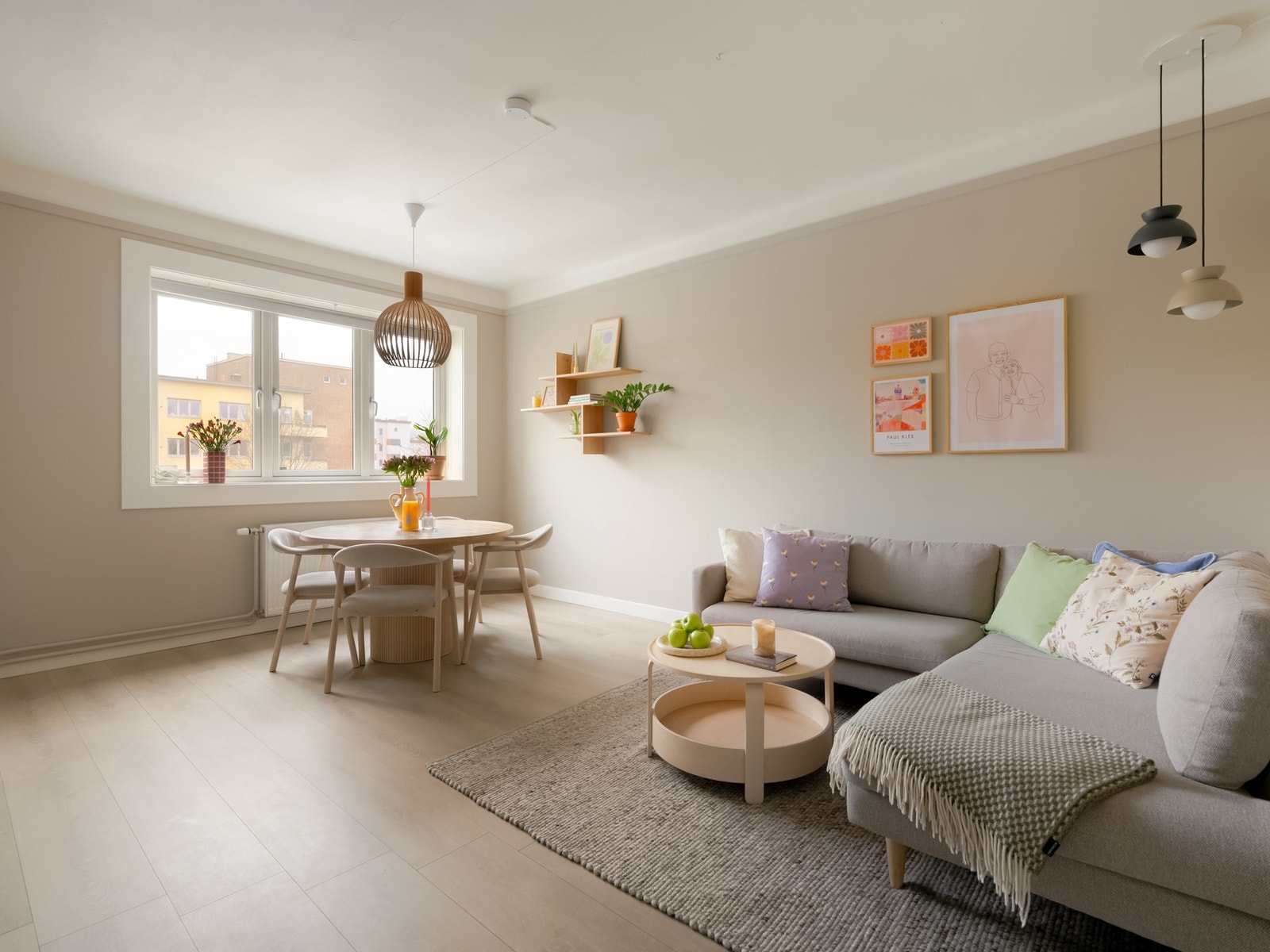 Leiligheten er lys og gjennomgående, og vender i sin helhet mot gårdsrom. Galleribilde