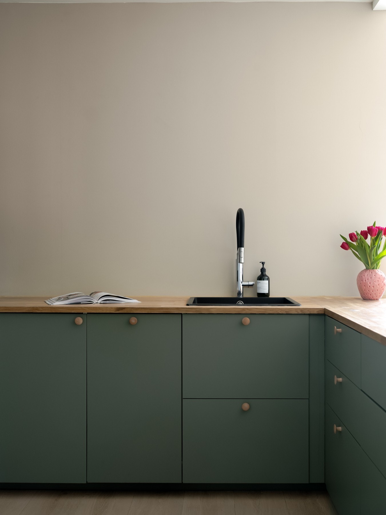 Innredningen består av matte, slette fronter og heltre benkeplater. Galleribilde