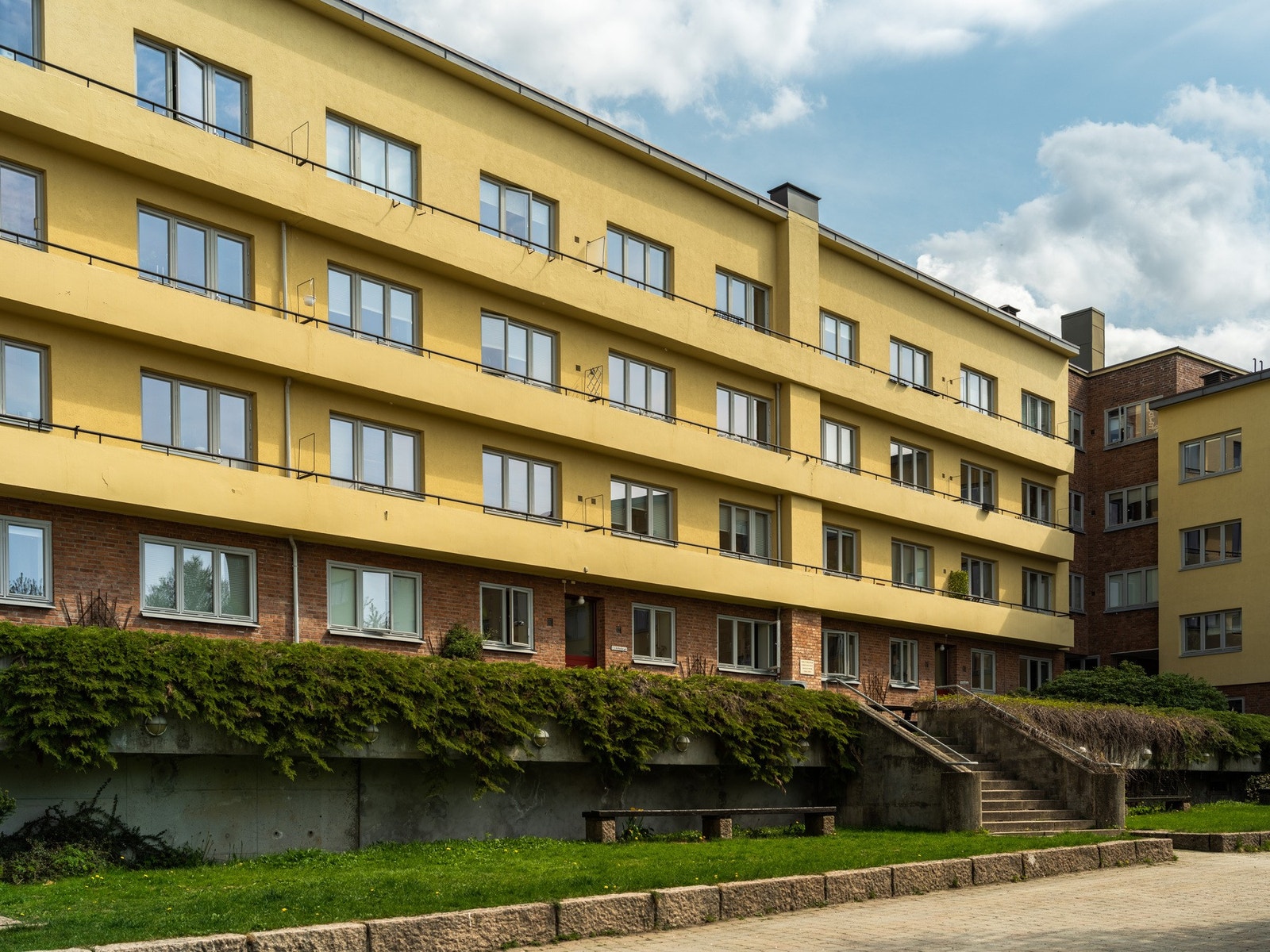 Forgården, på fremsiden av leiligheten, er også en grønn oase. Galleribilde