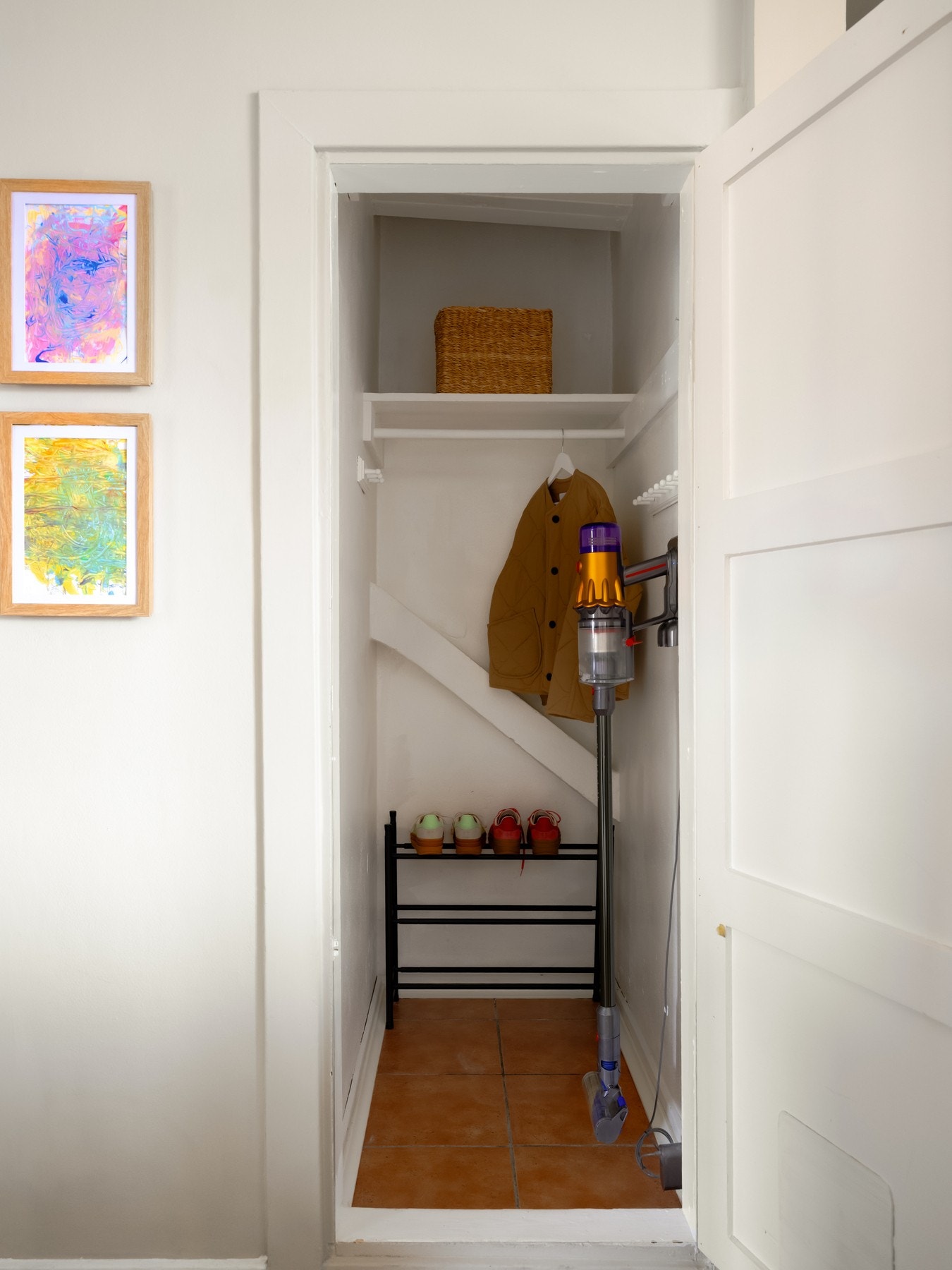 Her er det også et praktisk kott til oppheng av yttertøy og lagring av sko. Galleribilde