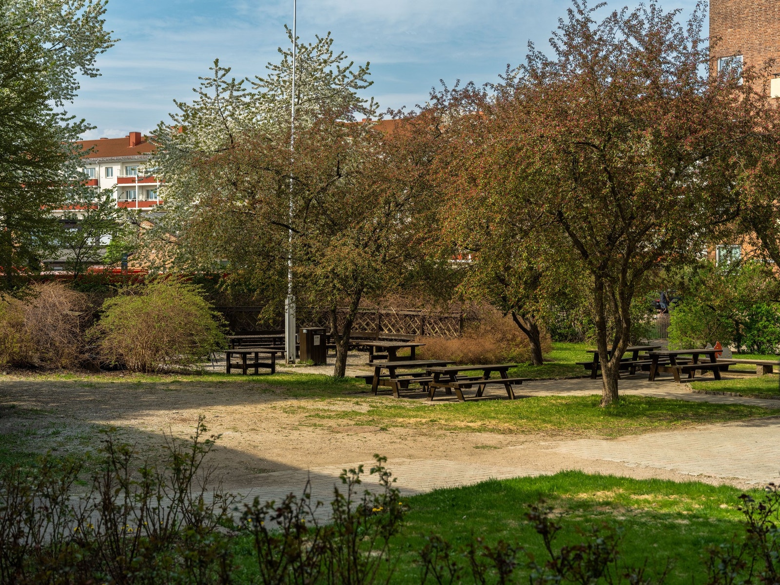Her er det tilrettelagt for både store og små, med sittegrupper, bålpanne og sandkasse. Galleribilde