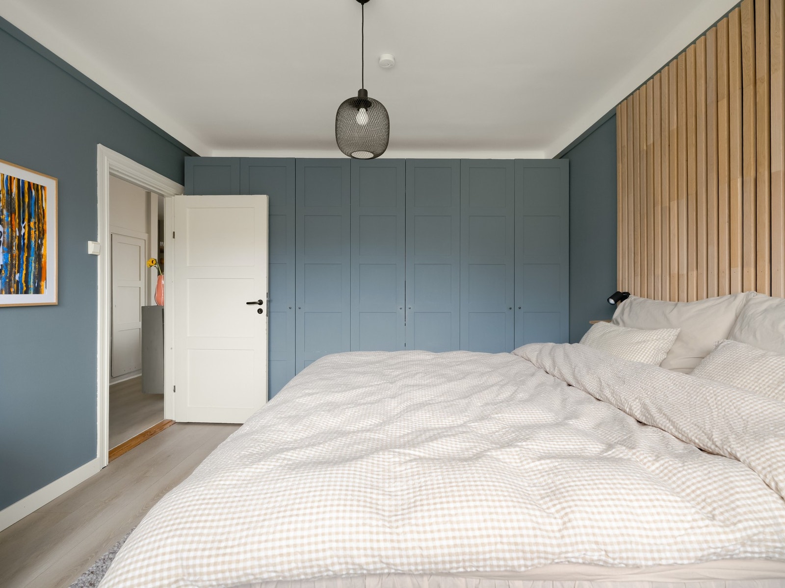 I tillegg følger det med innebygde garderobeskap. Masse plass til klærne dine! Galleribilde