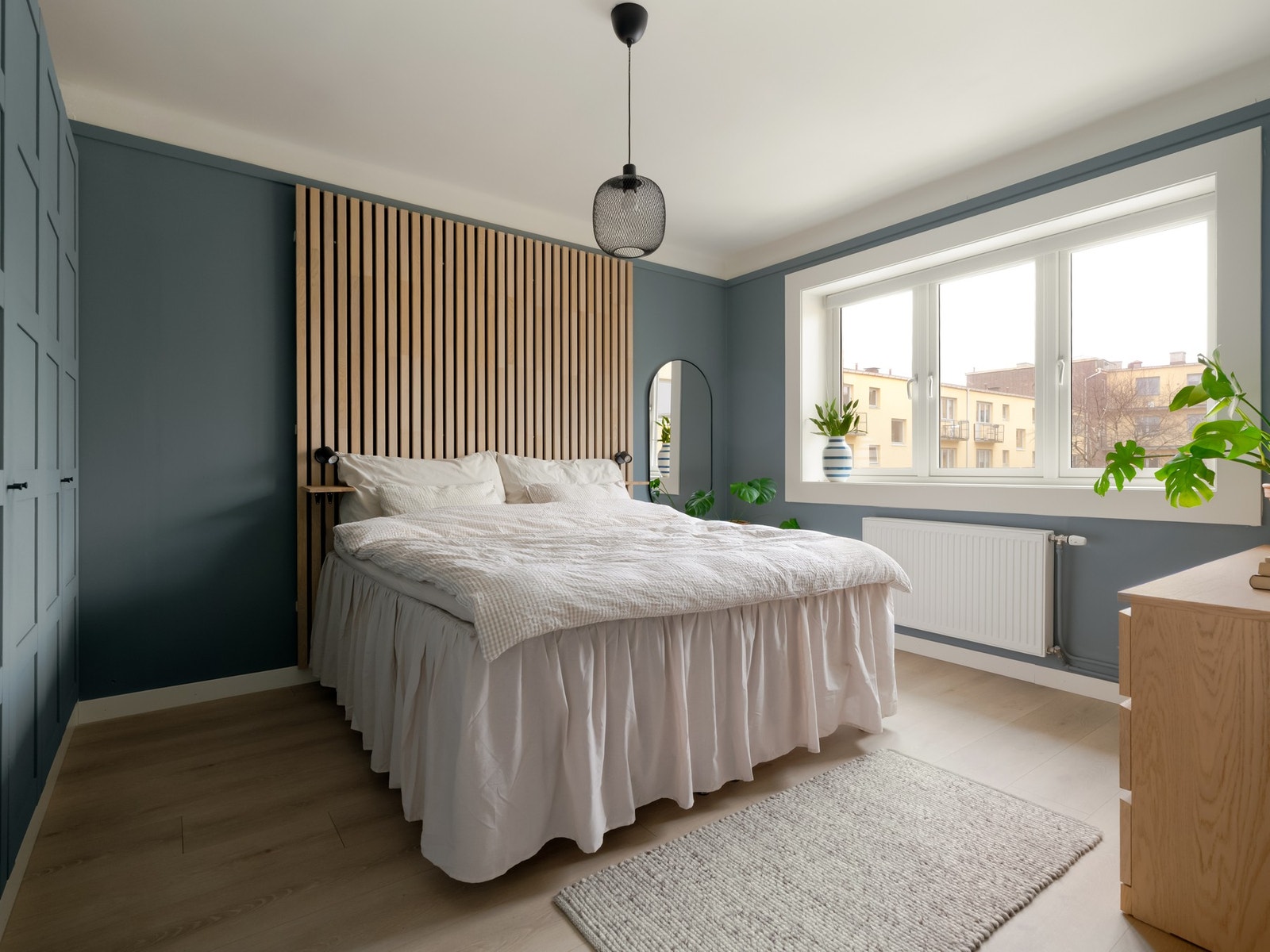 Fra entreen finner vi det store hovedsoverommet, som vender mot den rolige bakgården. Galleribilde