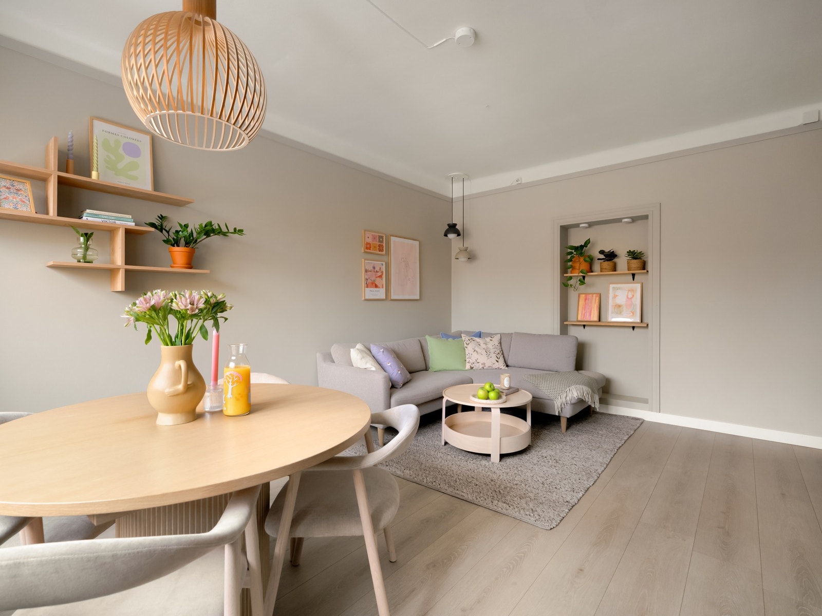 Rommet er malt i tidsriktige og duse fargetoner, som også gjør det lett å innrede. Galleribilde