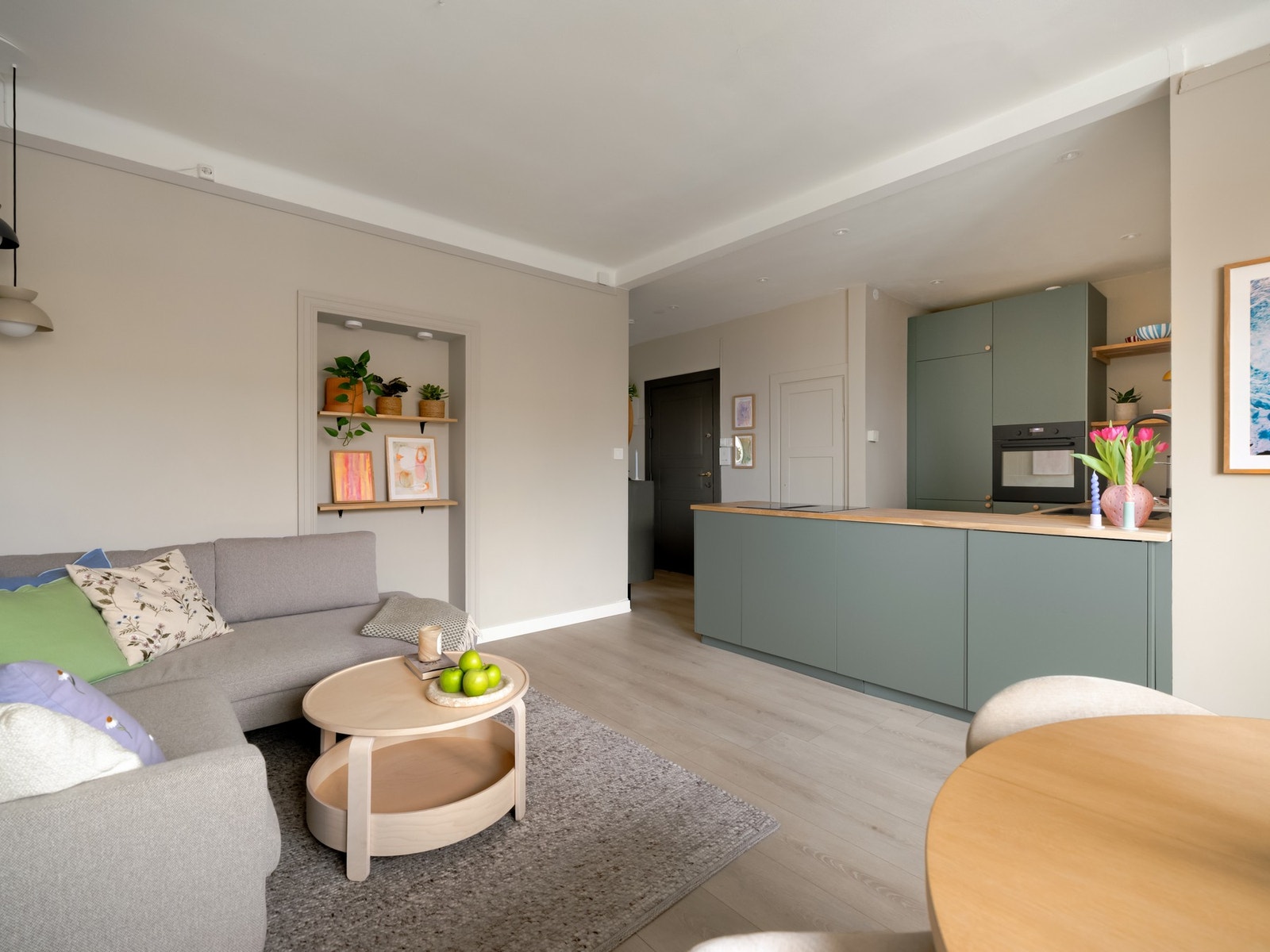 Rommet er malt i tidsriktige og duse fargetoner, som også gjør det lett å innrede. Galleribilde