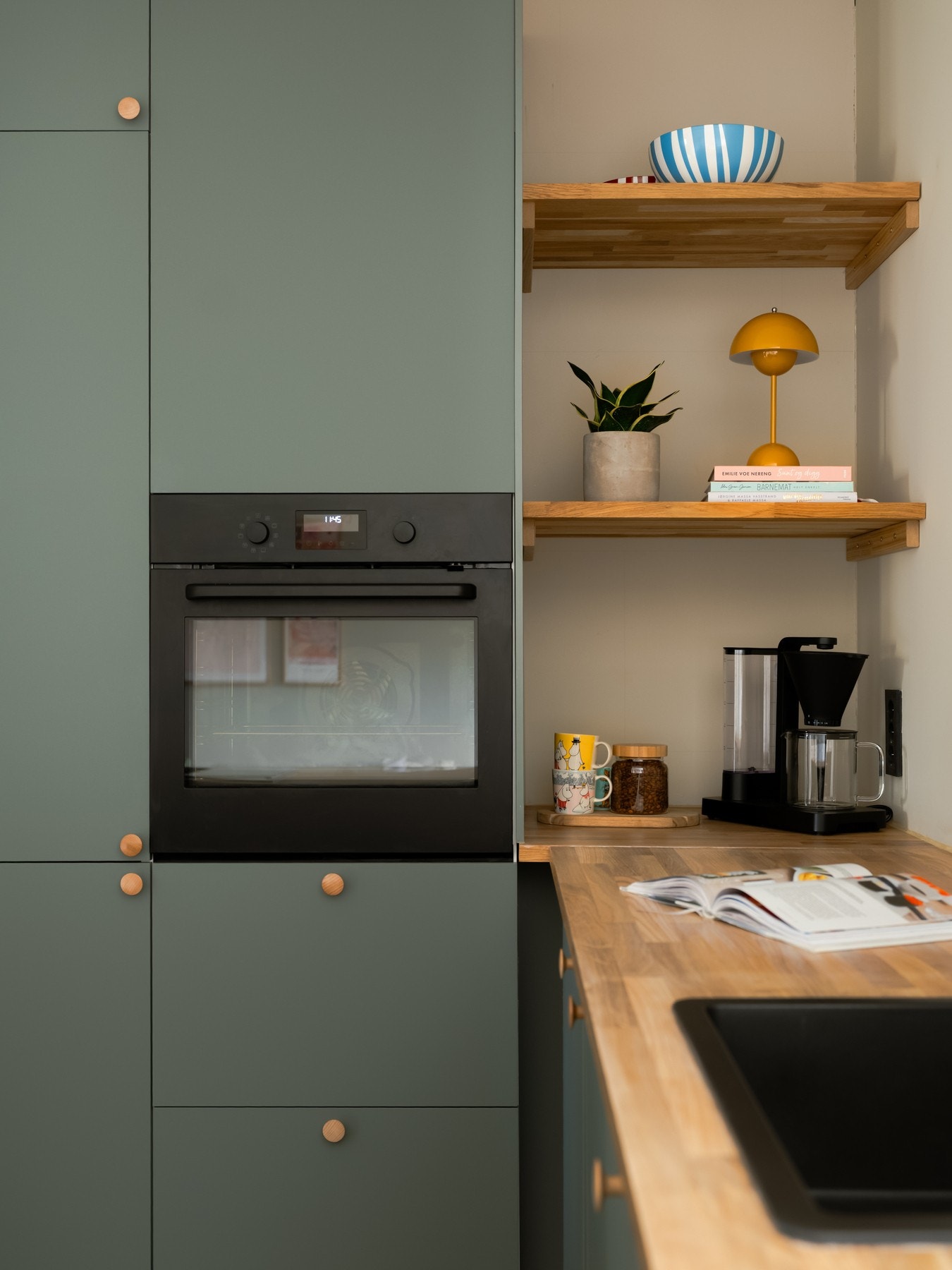 Innredningen er både tidløs og smart lagt opp, med svært gode lagringsløsninger. Galleribilde