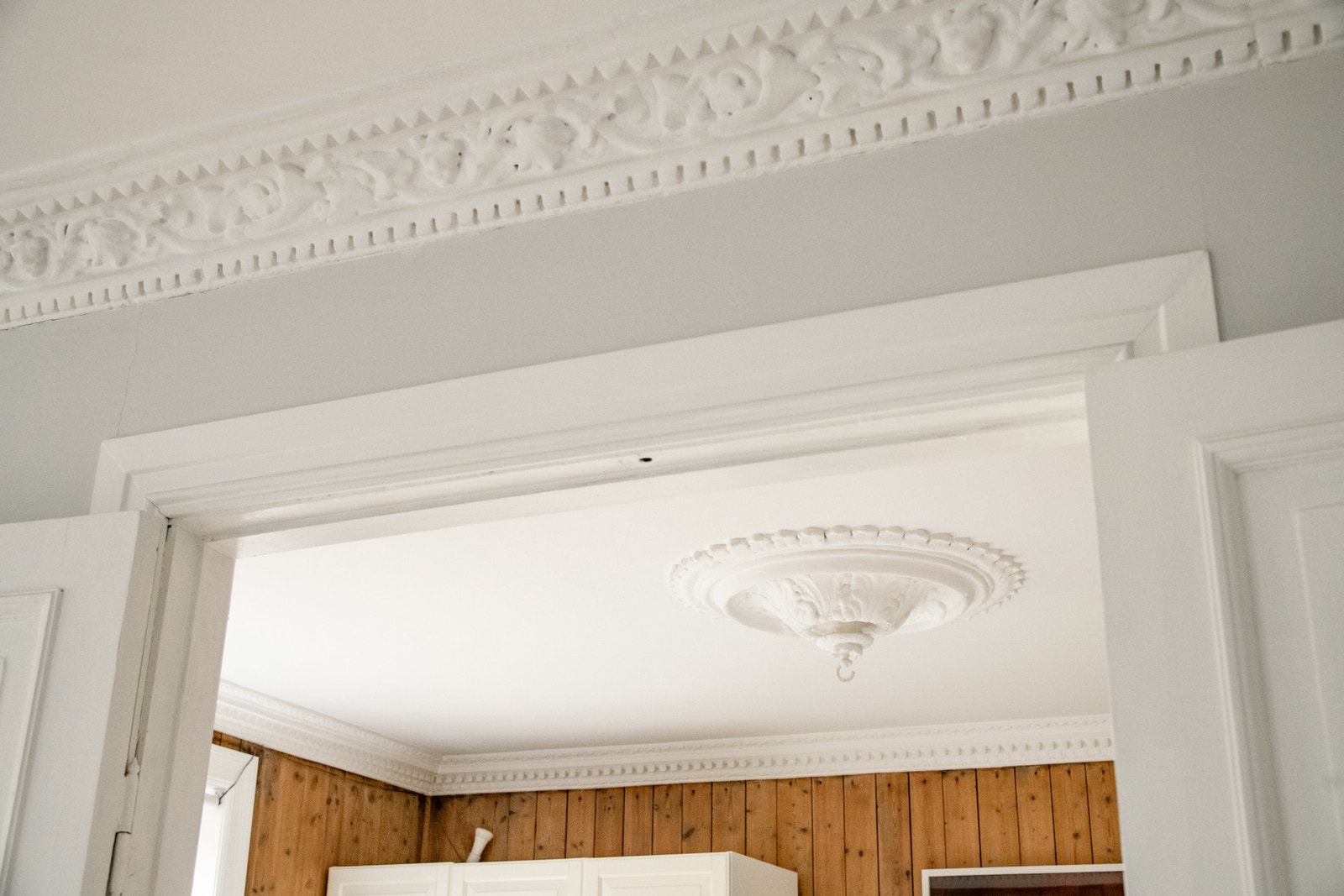 Stukkaturen i stuen og rosett i tak på soverom Galleribilde