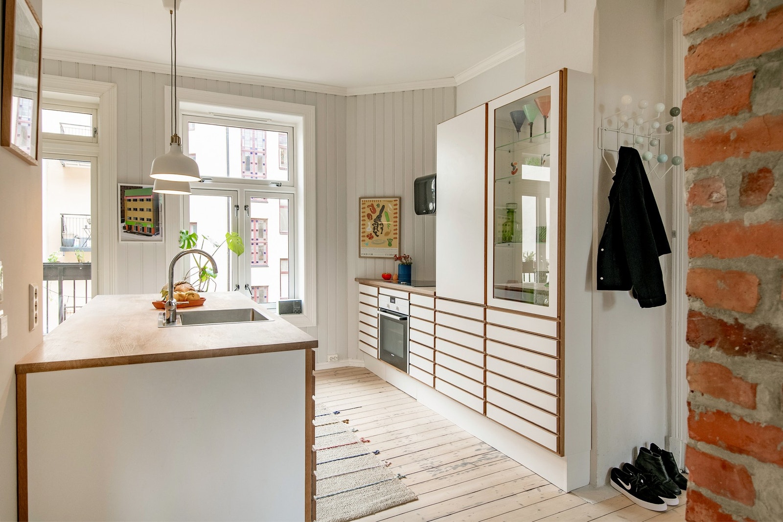 Leiligheten byr på en flott kombinasjon av moderne vedlikehold og klassiske bygårdstrekk Galleribilde