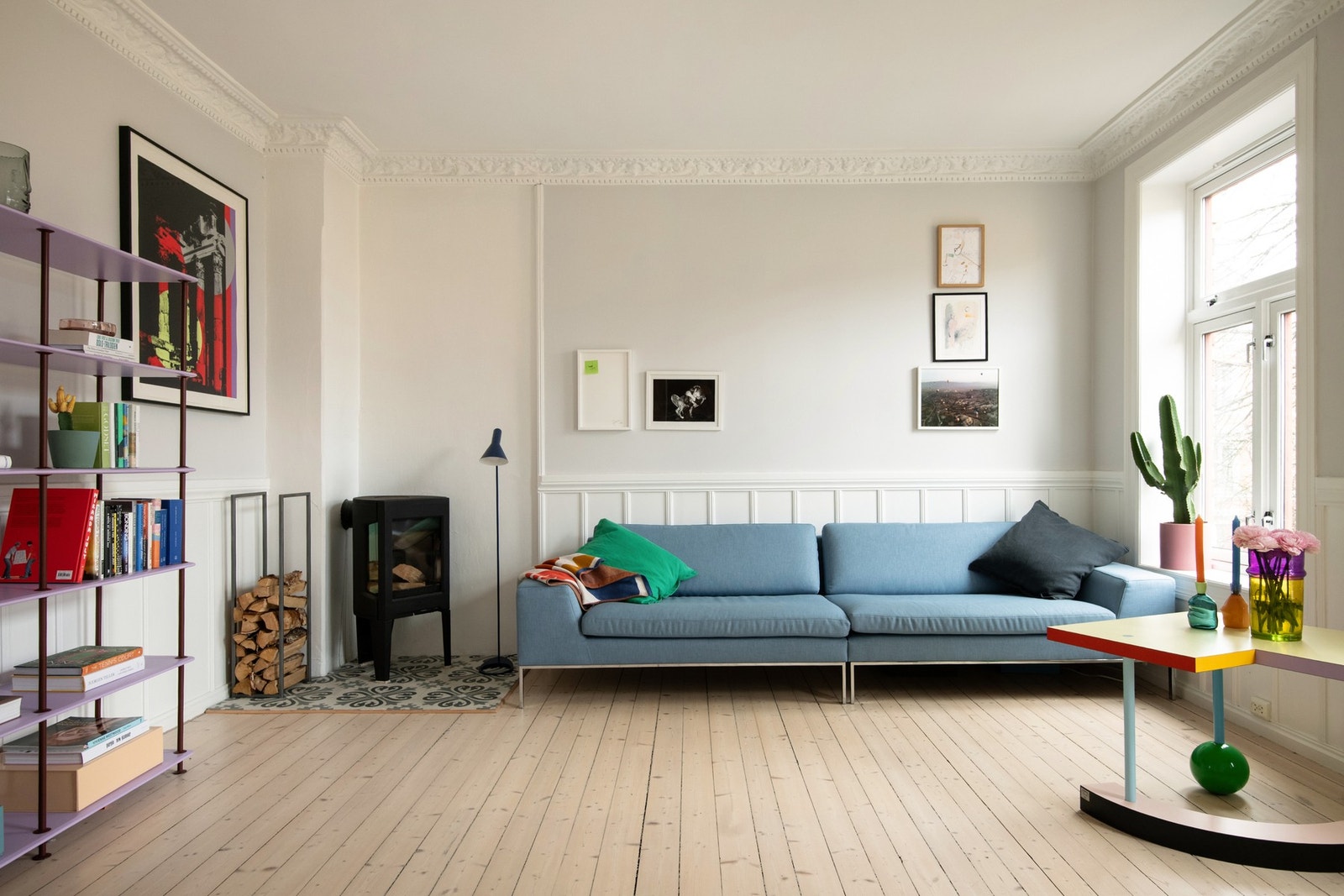 Stor og kvadratisk utformet stue som gir en rekke møbleringsmuligheter etter ønske. Peisovn for økonomisk og god fyring på kjølige dager Galleribilde