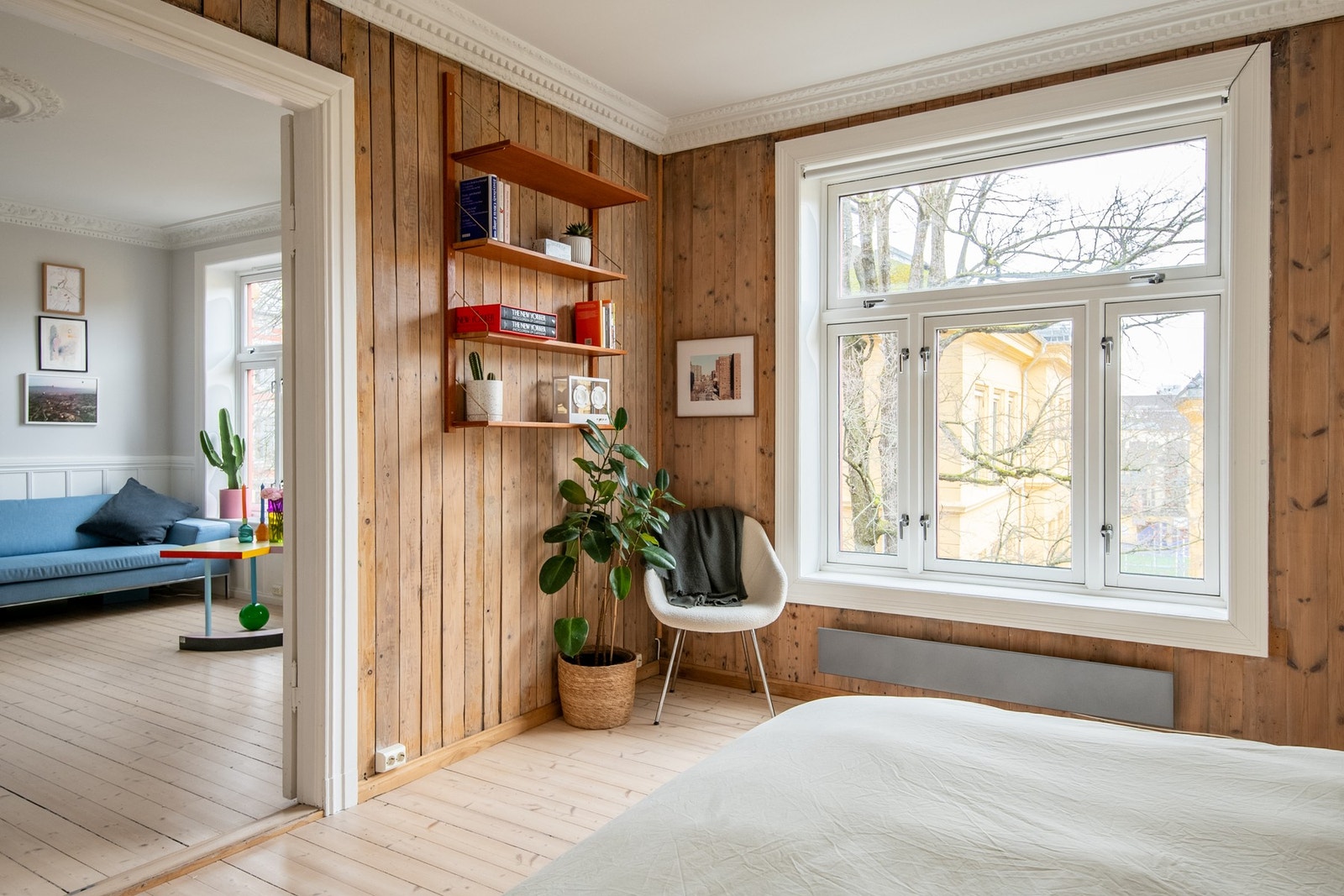 Store vinduer som slipper inn rikelig med naturlig lys. Ingen gjenboere og grønt utsyn på sommeren Galleribilde