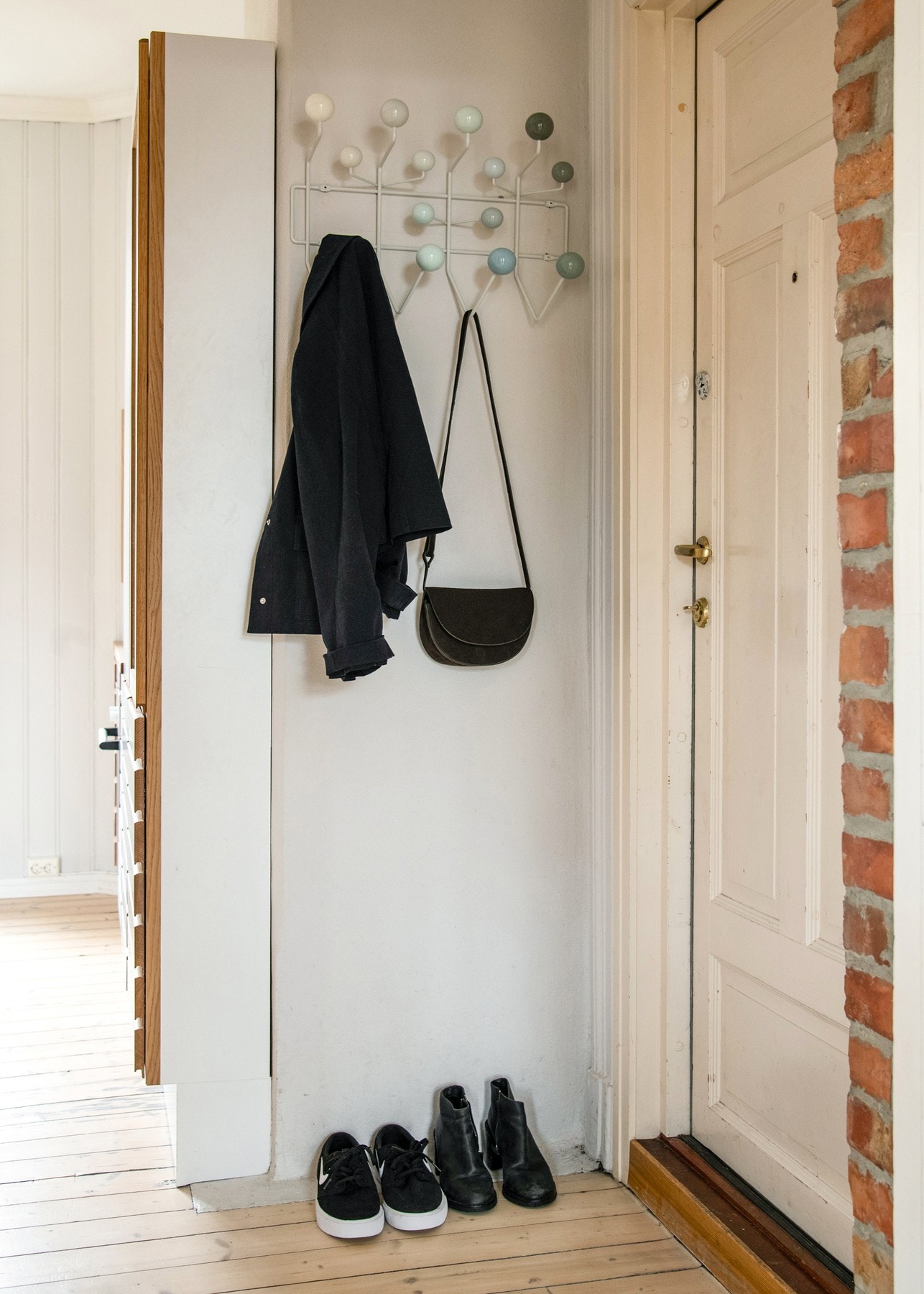 Entréen har plass til å henge fra seg yttertøy og sko Galleribilde