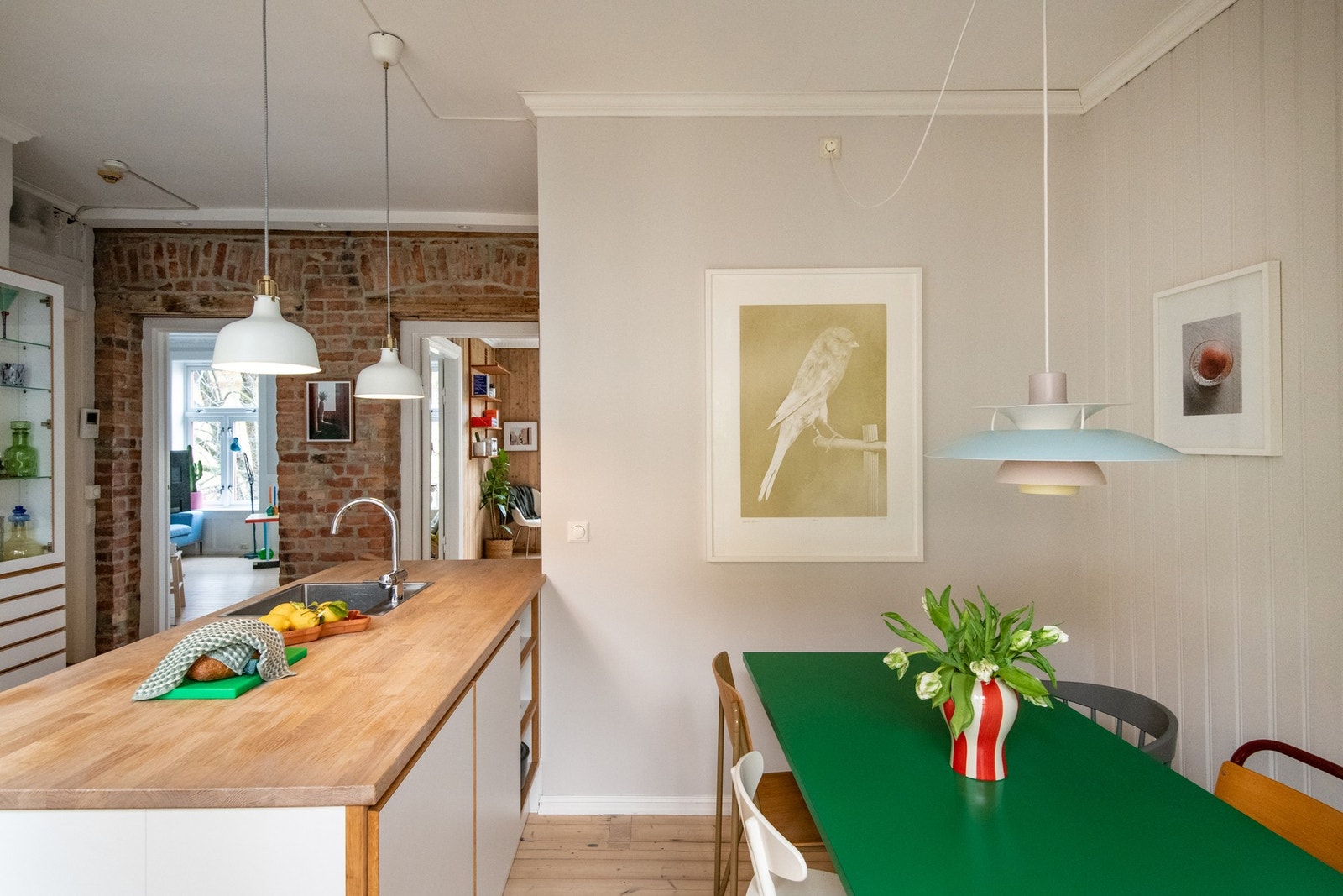 Kjøkkenets utforming gir god skap- og benkeplass, samt rom for spisegruppe Galleribilde