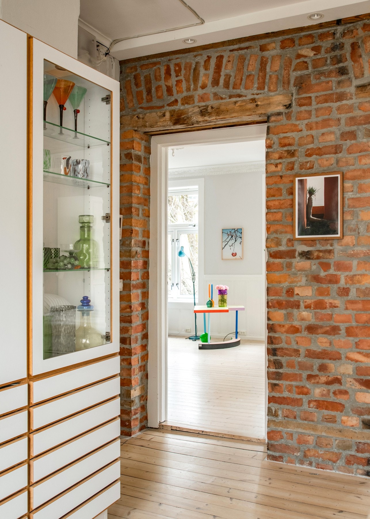 Leiligheten bærer en rekke klassiske preg, som blant annet teglsteinvegg mellom kjøkken og stue/soverom Galleribilde