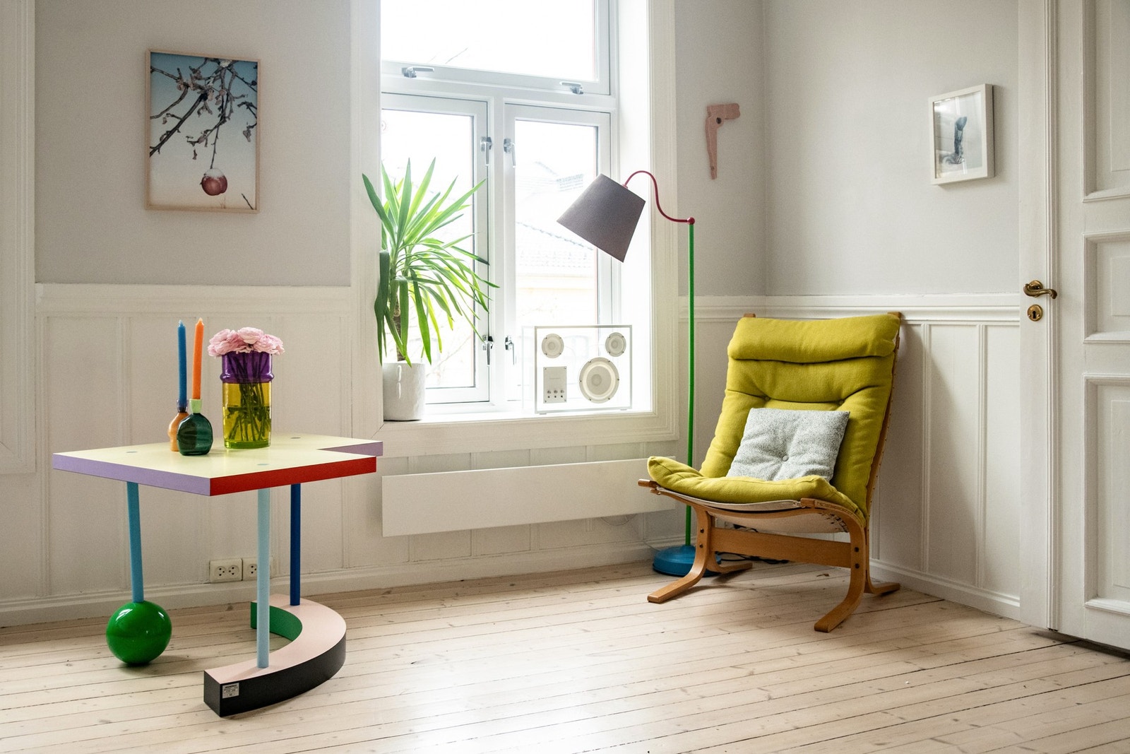 Stuen er malt i lyse farger som bidrar til den gode romfølelsen. Fra stuevinduet har du grønt utsyn og ingen gjenboere Galleribilde