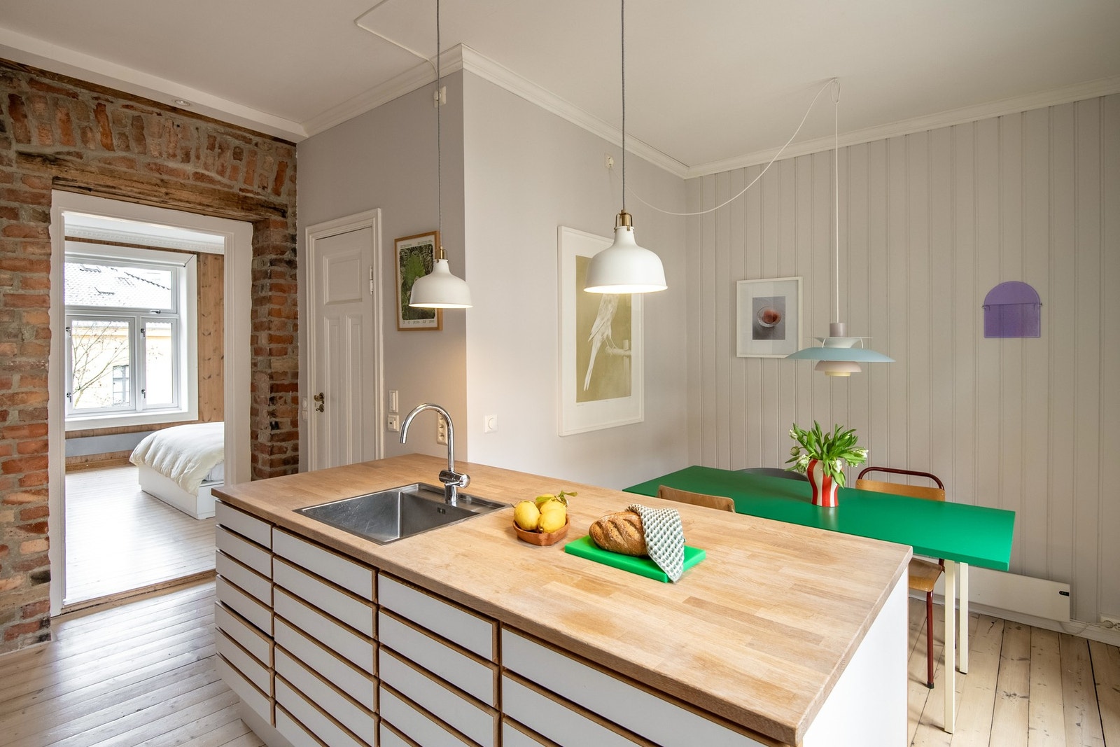 Kjøkkenøyen er laget så den er mulig å dele opp for etablering av soverom i spisedel. Se vedlagt plantegning Galleribilde