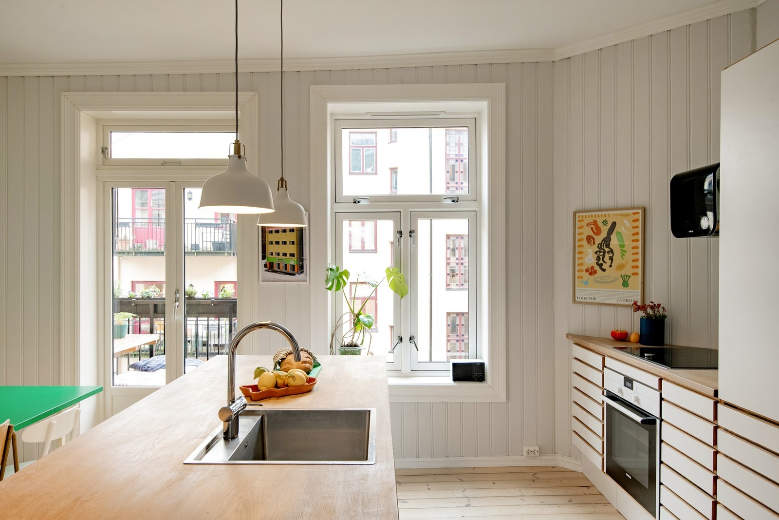 Lyst, delikat og håndlaget kjøkken fra danske Multiform Galleribilde