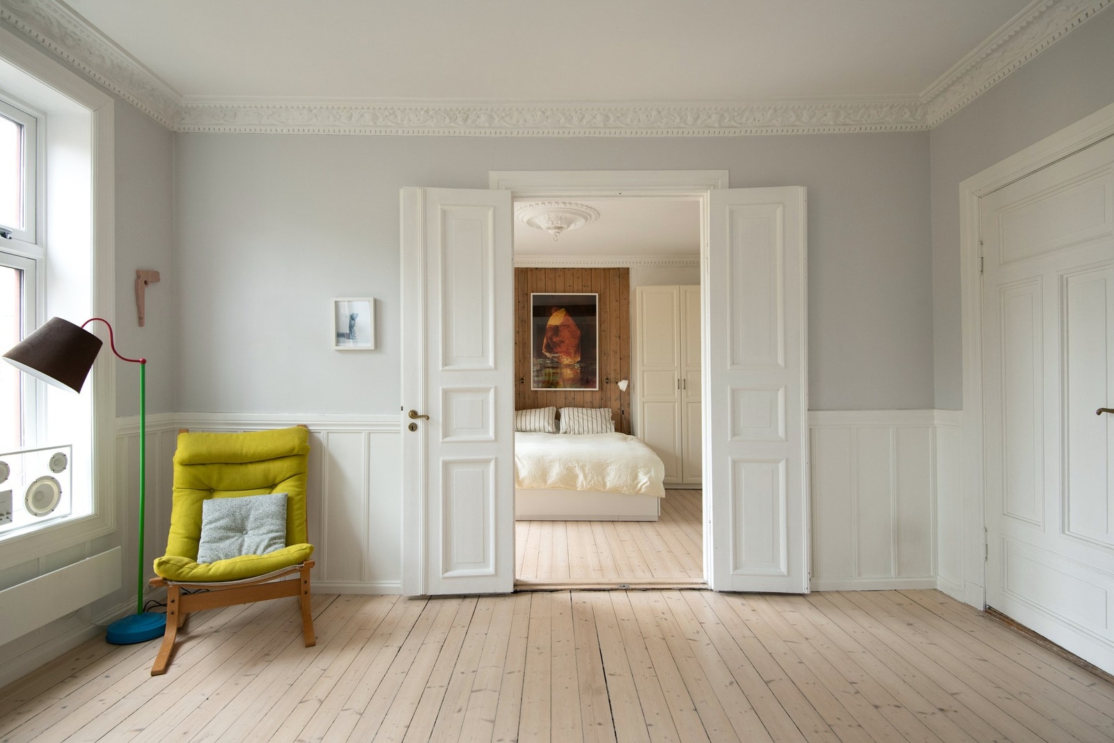 Gjennom doble dører har du tilkomst til soverommet Galleribilde