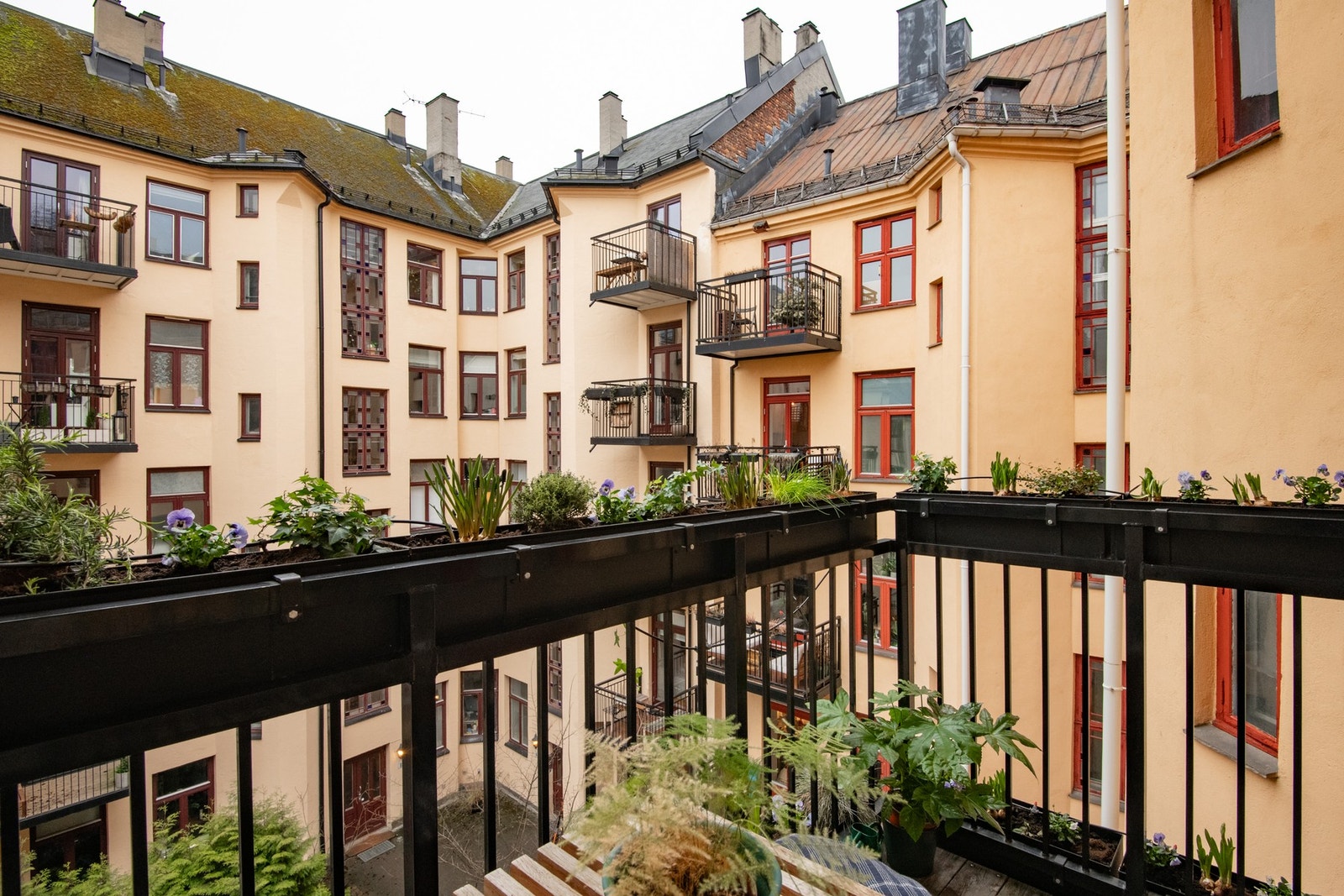 Balkongen er på ca. 3m² og vender ut mot stille og rolig bakgård Galleribilde