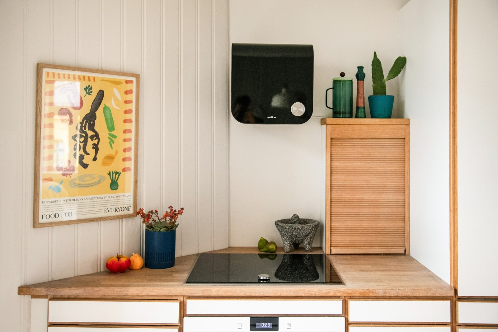 Integrerte hvitevarer fra
både Siemens og Neff som oppvaskmaskin, kjøl/frys, stekeovn og platetopp samt veggmontert avtrekksvifte fra Elica. Galleribilde