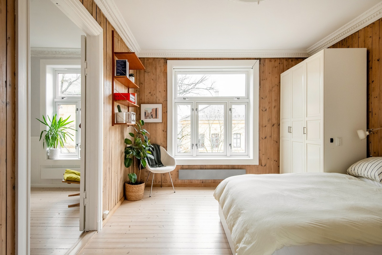 God plass til dobbeltseng, garderobeløsning etter ønske og kontorpult Galleribilde